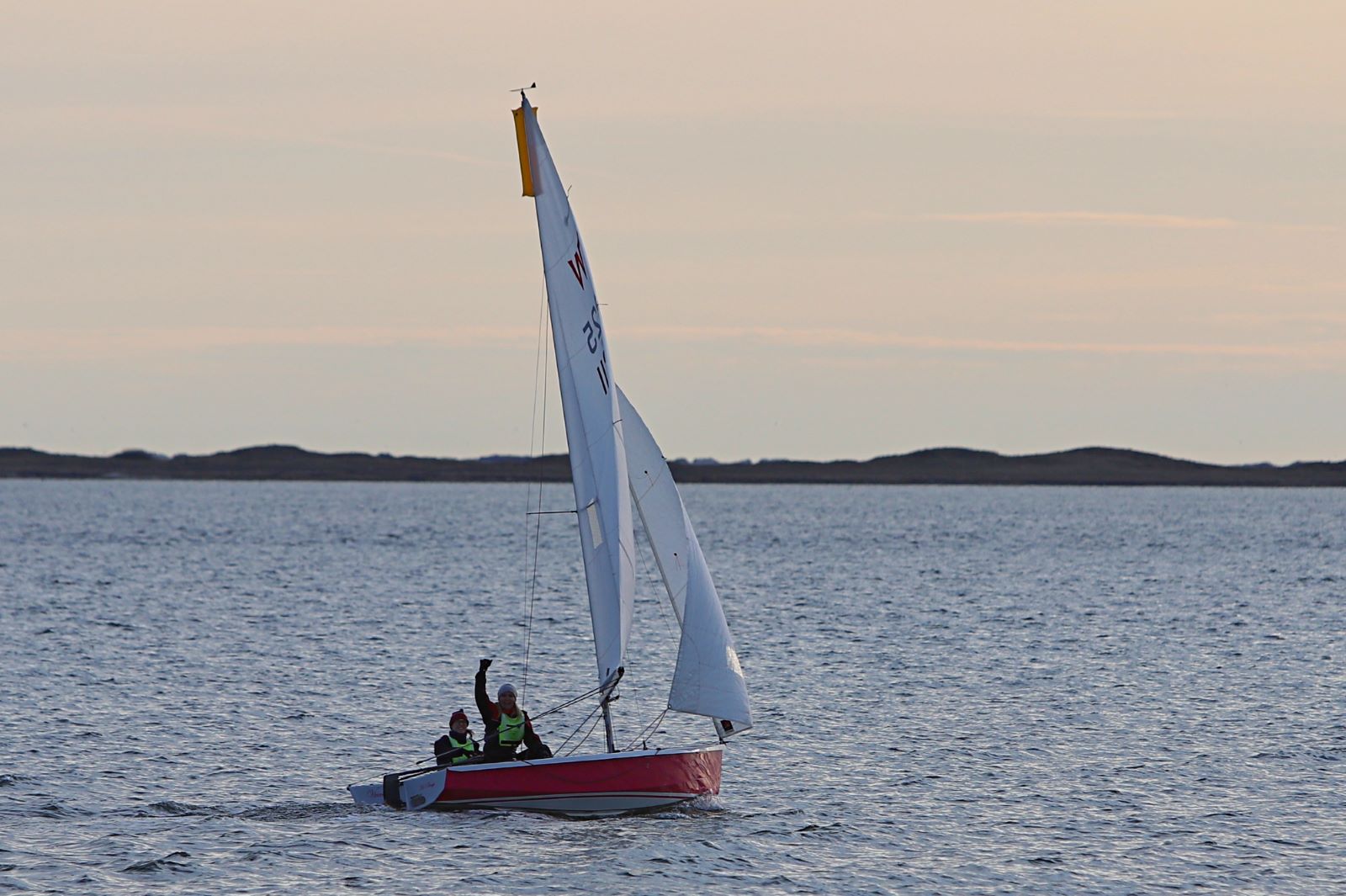 En hilsen inden det gik for fuld fart mod nordvest. Foto: Johnny Tauman.