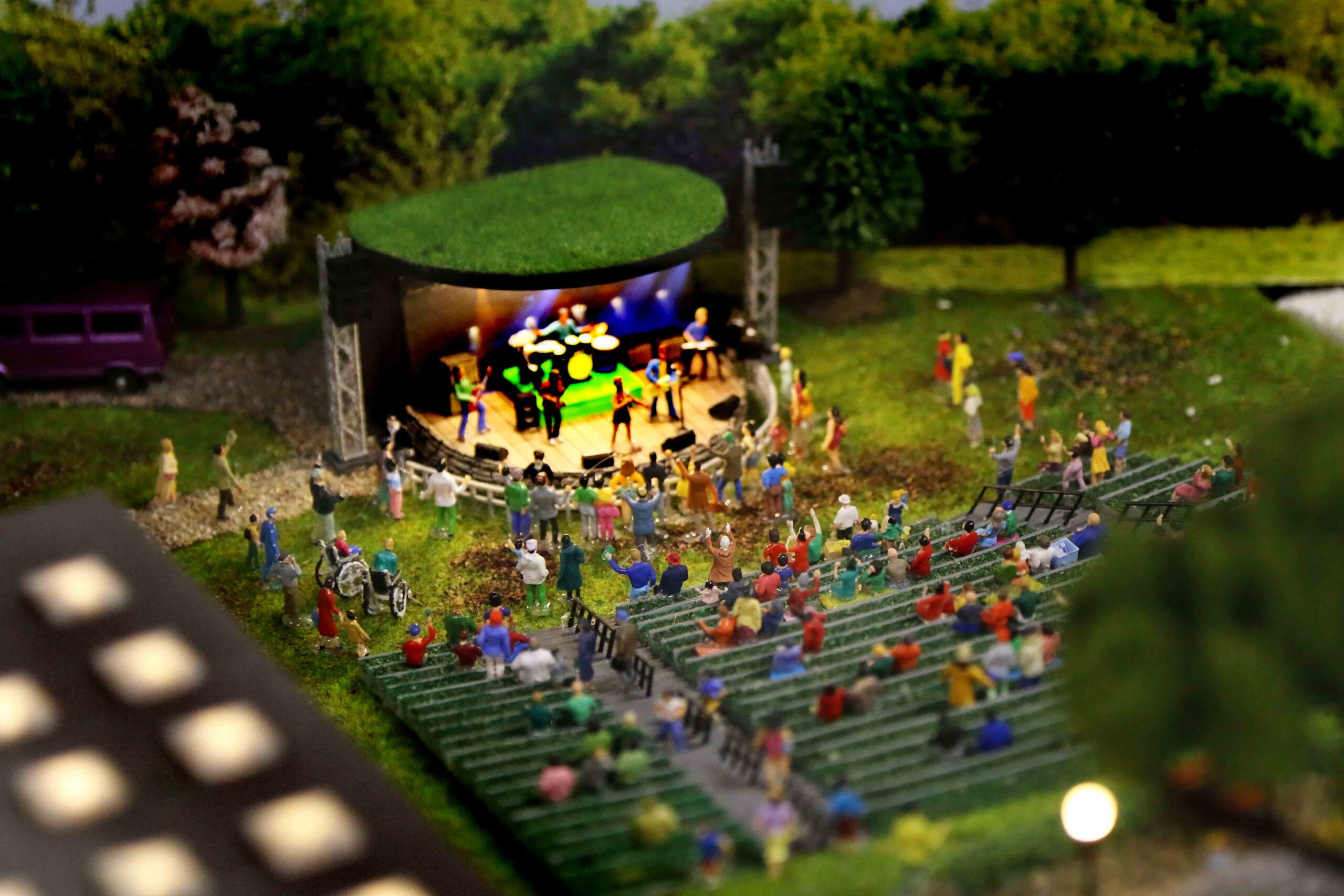 Fest i Byparken - personer på 180 cm er 2 cm i miniatureparken. Foto: Johnny Tauman.