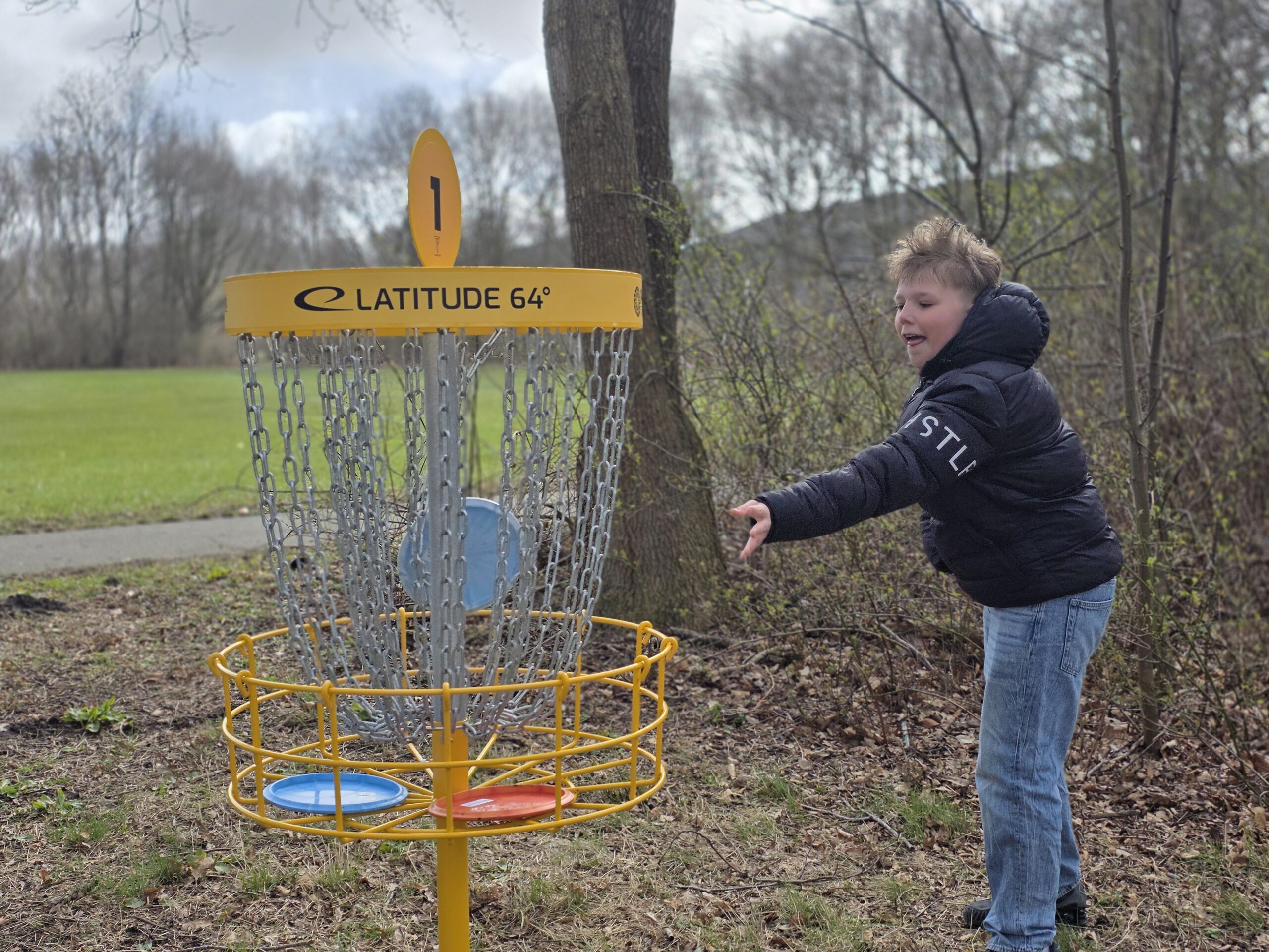Den nye bane med ni huller er klar til brug – og kræver kun en frisbee og godt humør.
