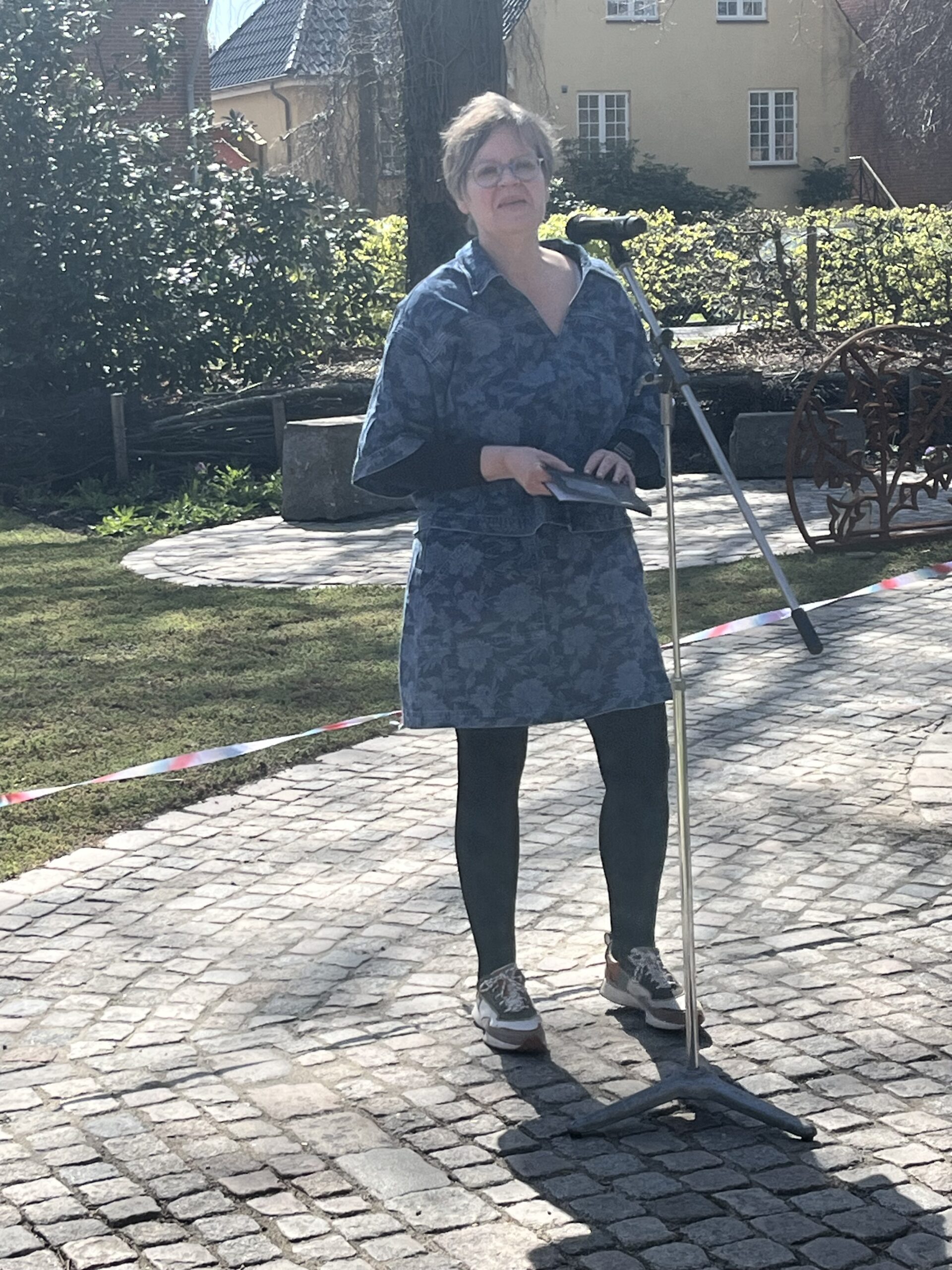 Præst Marianne Zeuthen takkede alle involverede – heriblandt kunstneren bag lågen, Kate Skjerning. Foto: Lene Lund.