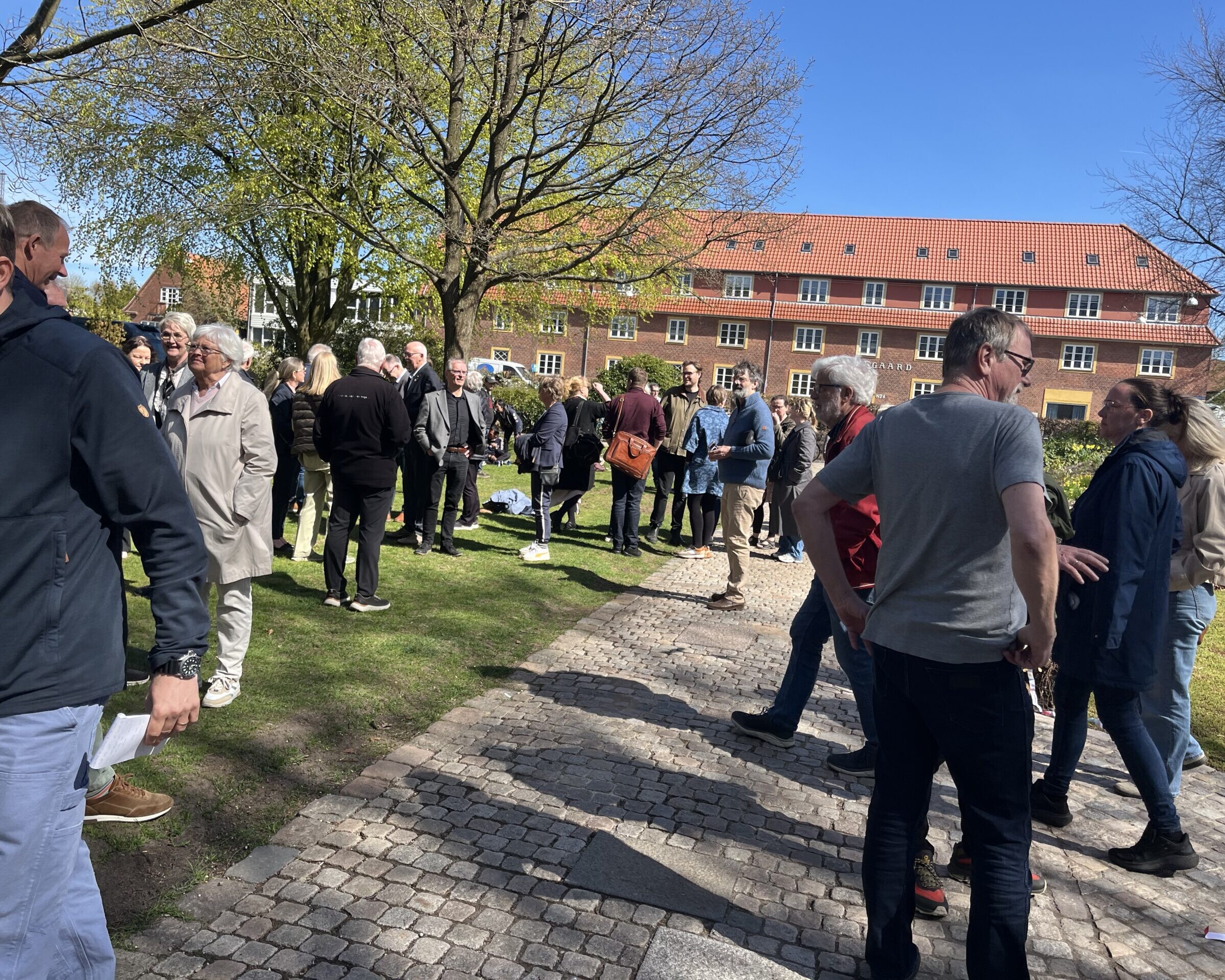 Mange var mødt op til indvielsen af den nye gravplads på Gormsgades kirkegård. Foto: Lene Lund.
