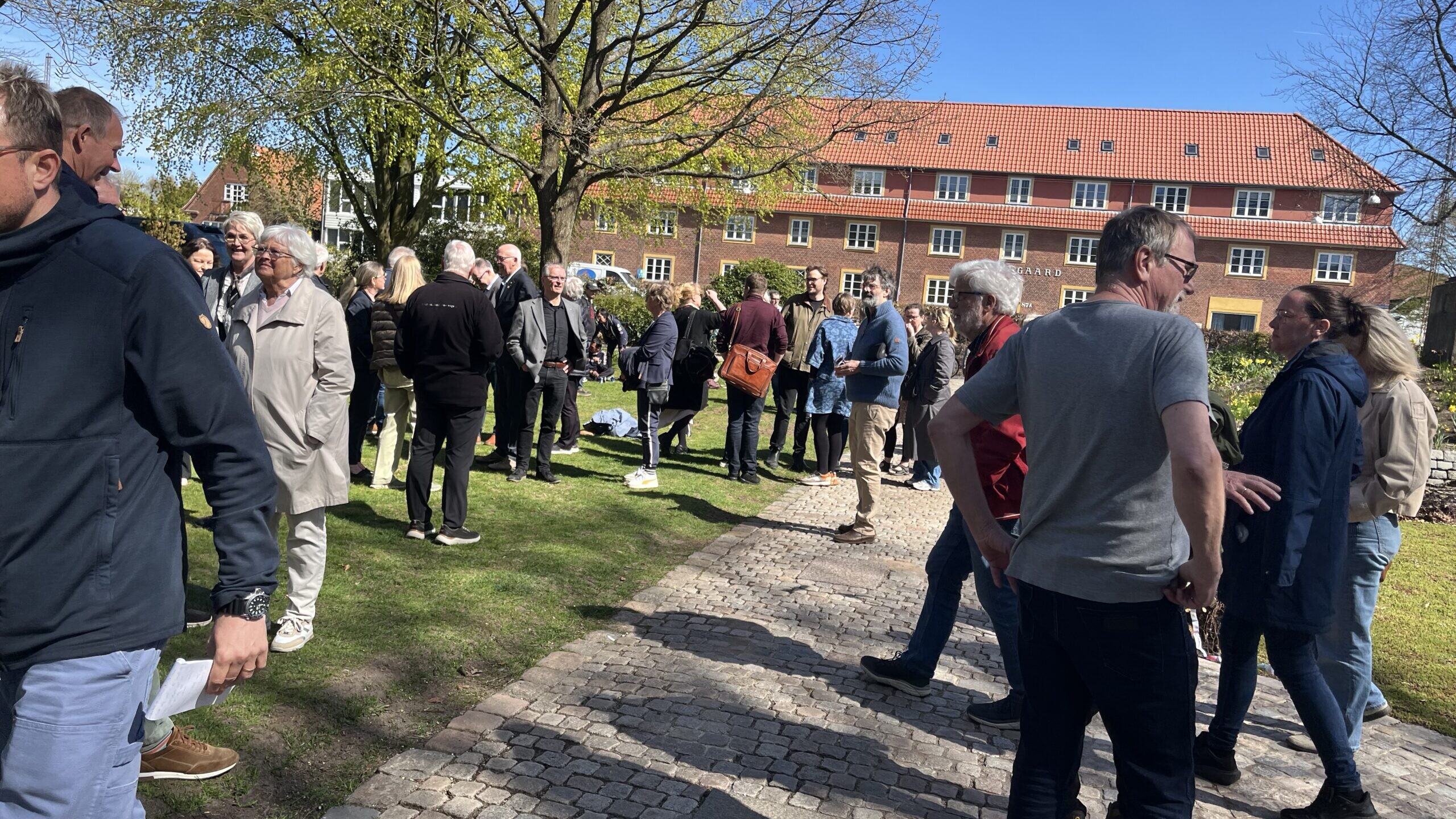 Mange var mødt op til indvielsen af den nye gravplads på Gormsgades kirkegård. Foto: Lene Lund.