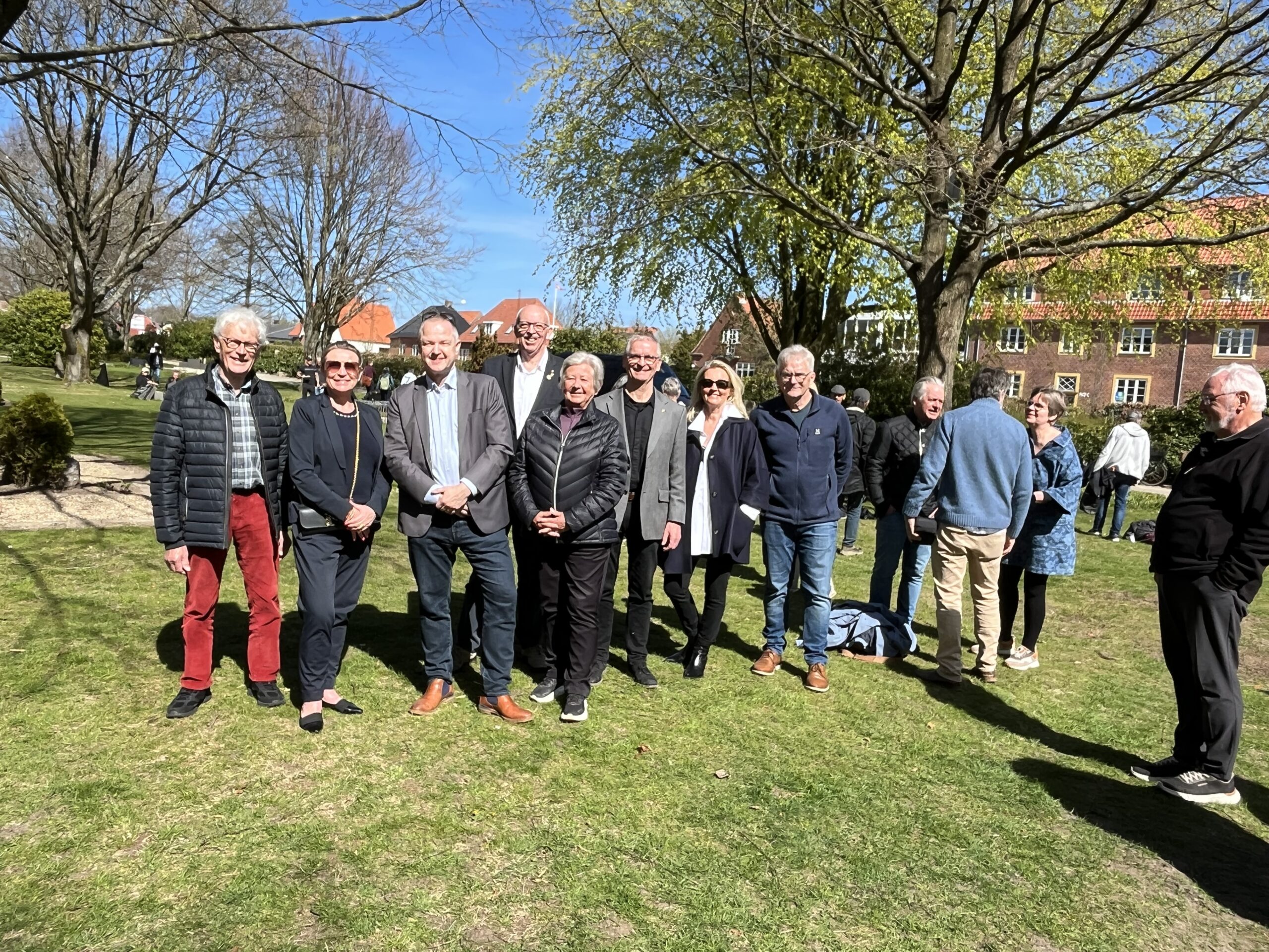 Repræsentanter fra Esbjerg Rotary Klub og Rotary Danmarks Hjælpefond har været med til at gøre gravpladsen økonomisk mulig. Foto: Lene Lund.