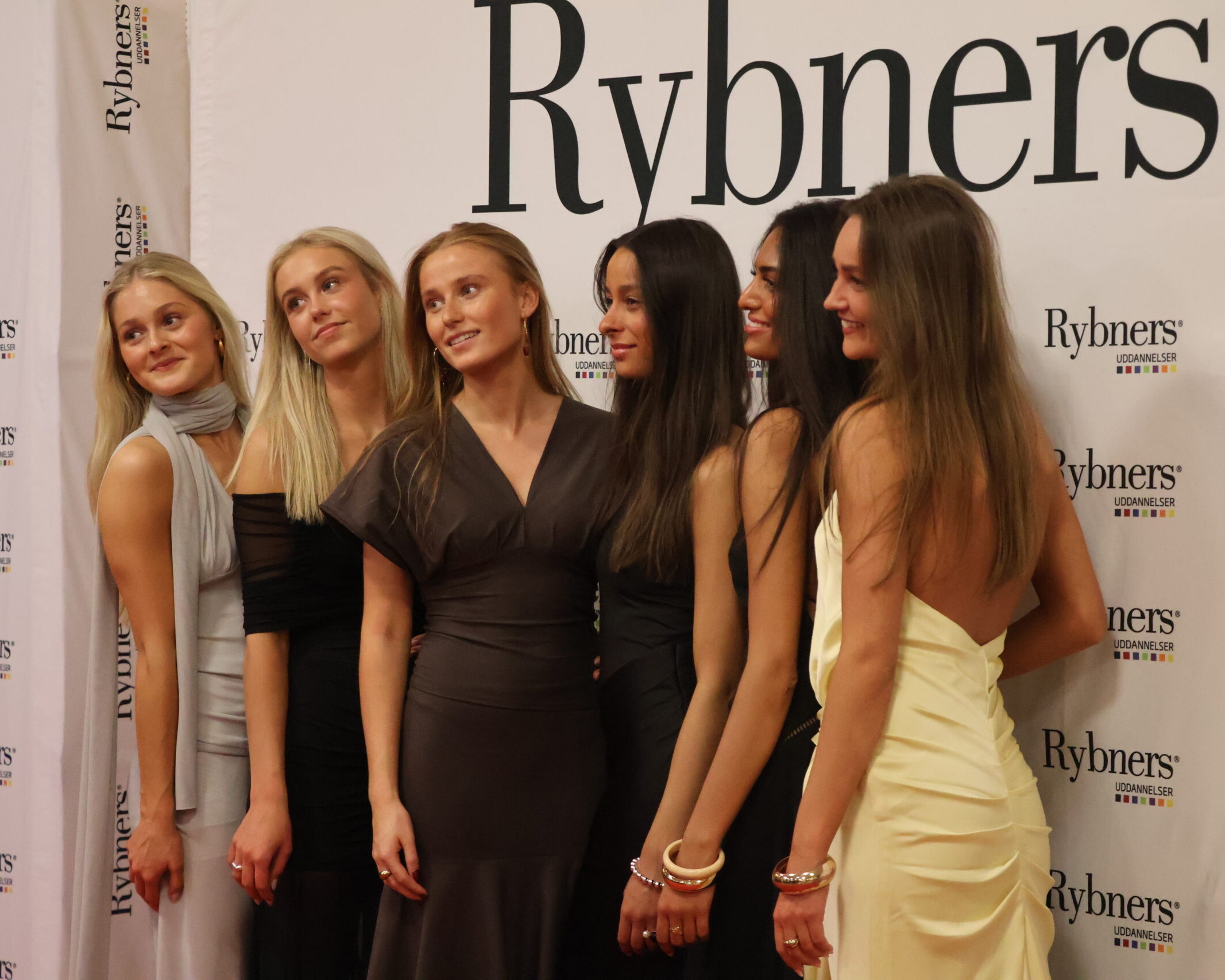 Klar til rød løber: Elever poserer foran Rybners-væggen inden gallaaftenen. Foto: Rybners.