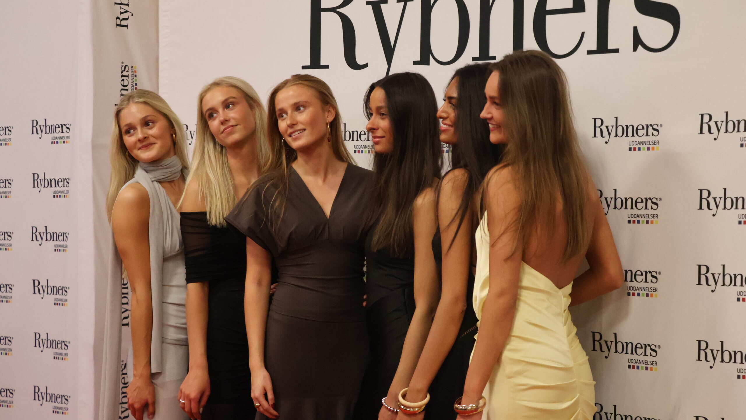Klar til rød løber: Elever poserer foran Rybners-væggen inden gallaaftenen. Foto: Rybners.