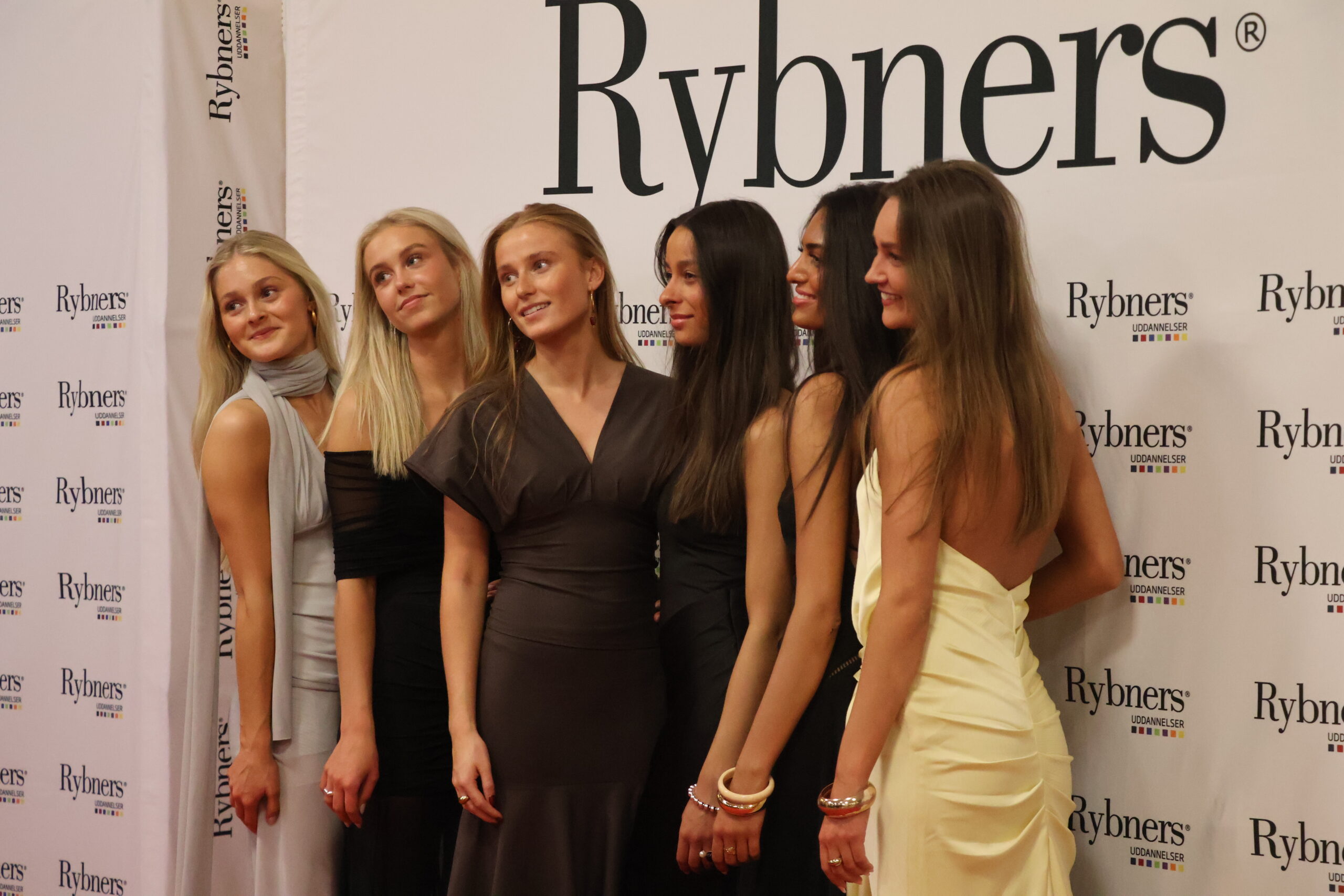 Rød løber, lancier og udklædning: Gallaaften samlede Rybners-elever ...