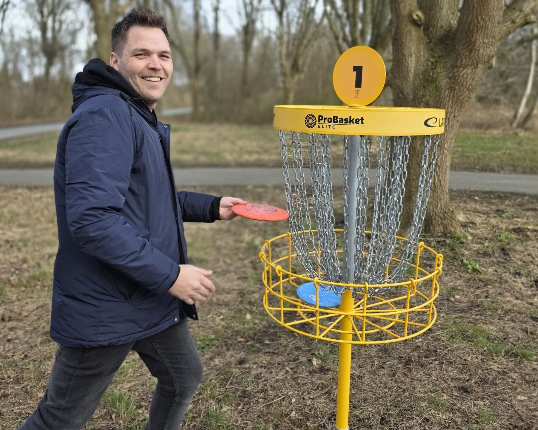 Her testes den nye discgolfbane i Kvaglund, hvor både børn og voksne kan være med.