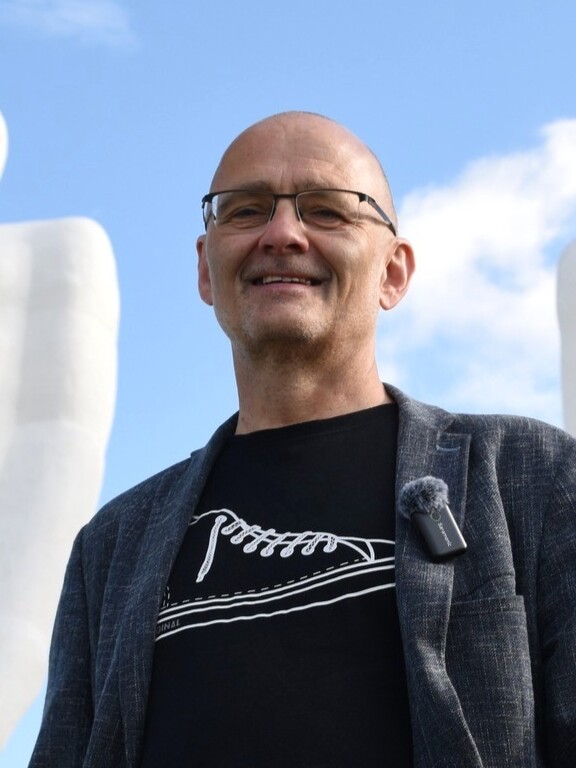 Jørgen Kvist foran Mennesket ved Havet – med udsigt til både Vesterhavet og de vestjyske rødder. Foto:: Nicolai Diemer.