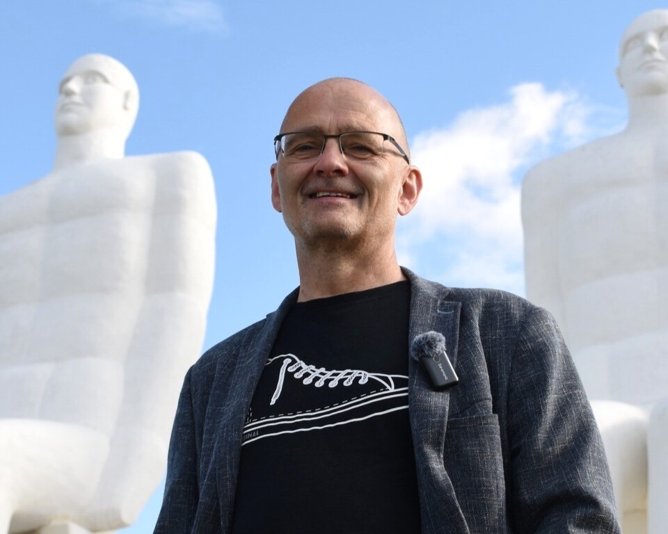 Jørgen Kvist foran Mennesket ved Havet – med udsigt til både Vesterhavet og de vestjyske rødder. Foto:: Nicolai Diemer.