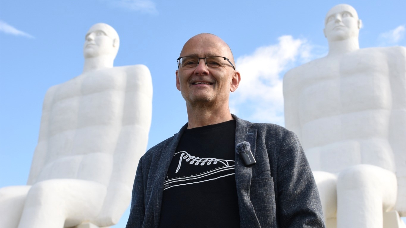 Jørgen Kvist foran Mennesket ved Havet – med udsigt til både Vesterhavet og de vestjyske rødder. Foto:: Nicolai Diemer.