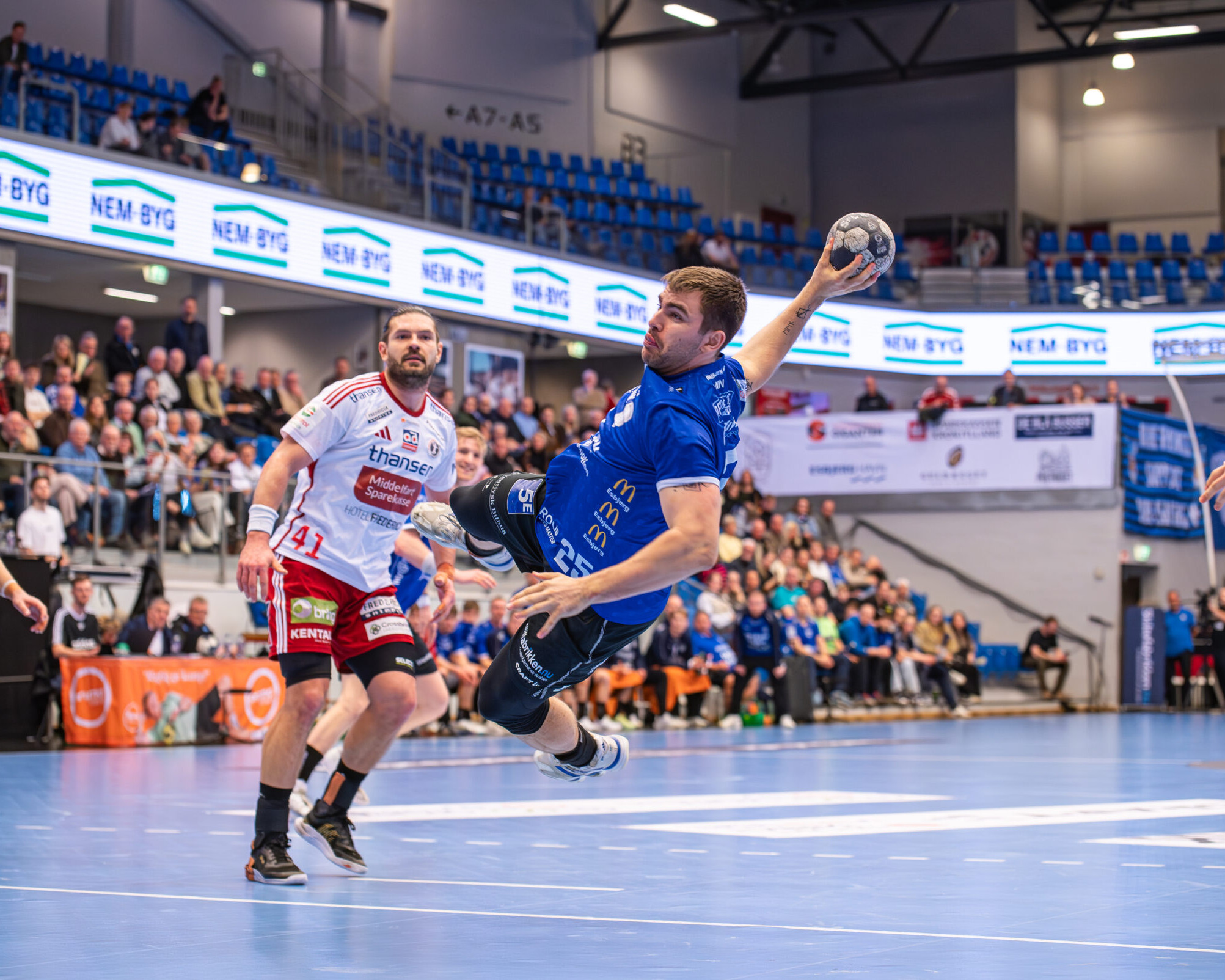 Sasser Sonn i aktion for Ribe-Esbjerg HH, hvor han med sin fysik og timing hurtigt har sat sit præg på stregspillet. Foto: Photo-Andersen.dk