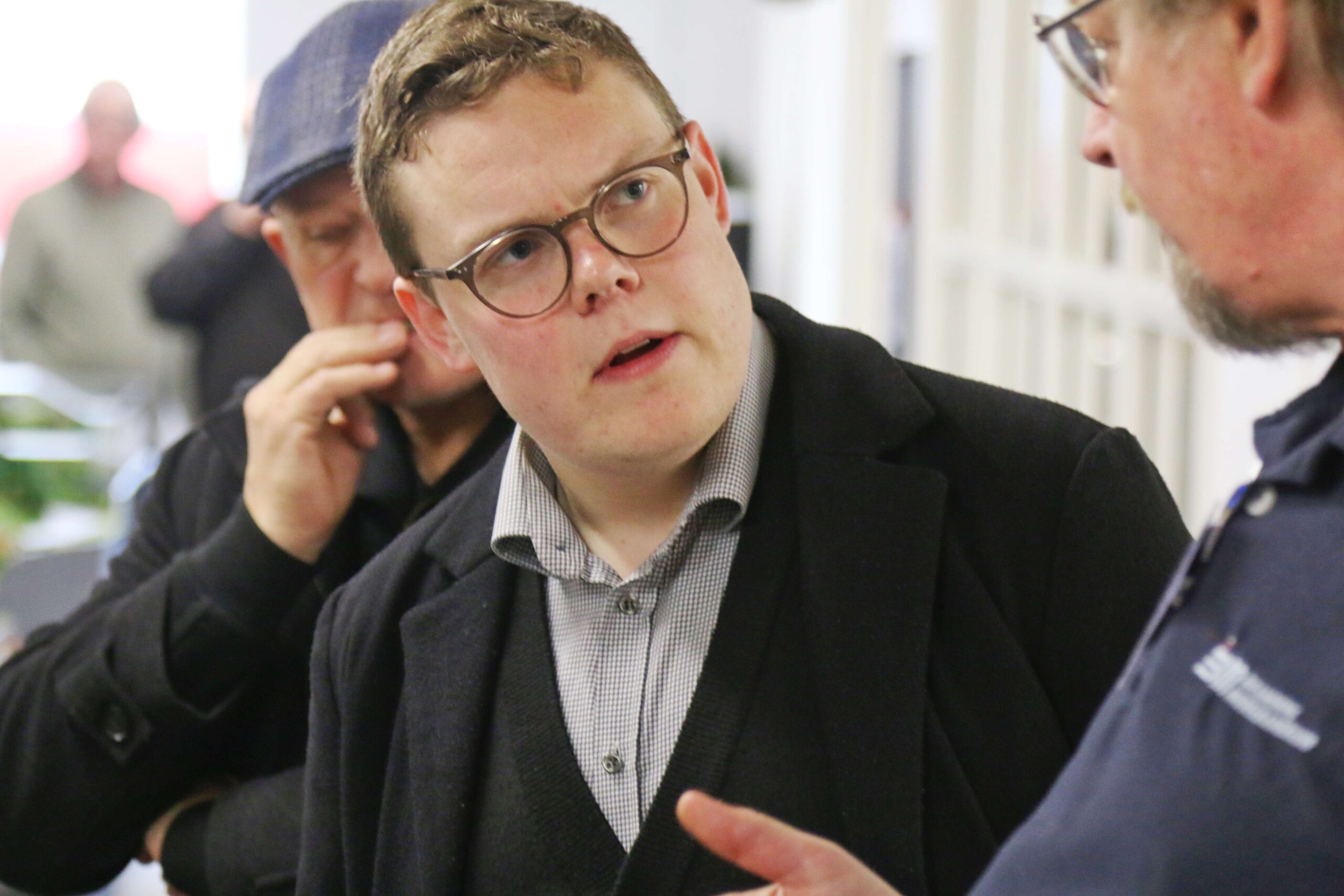 Mads Engelund Larsen lyttede interesseret. Foto: Johnny Tauman.