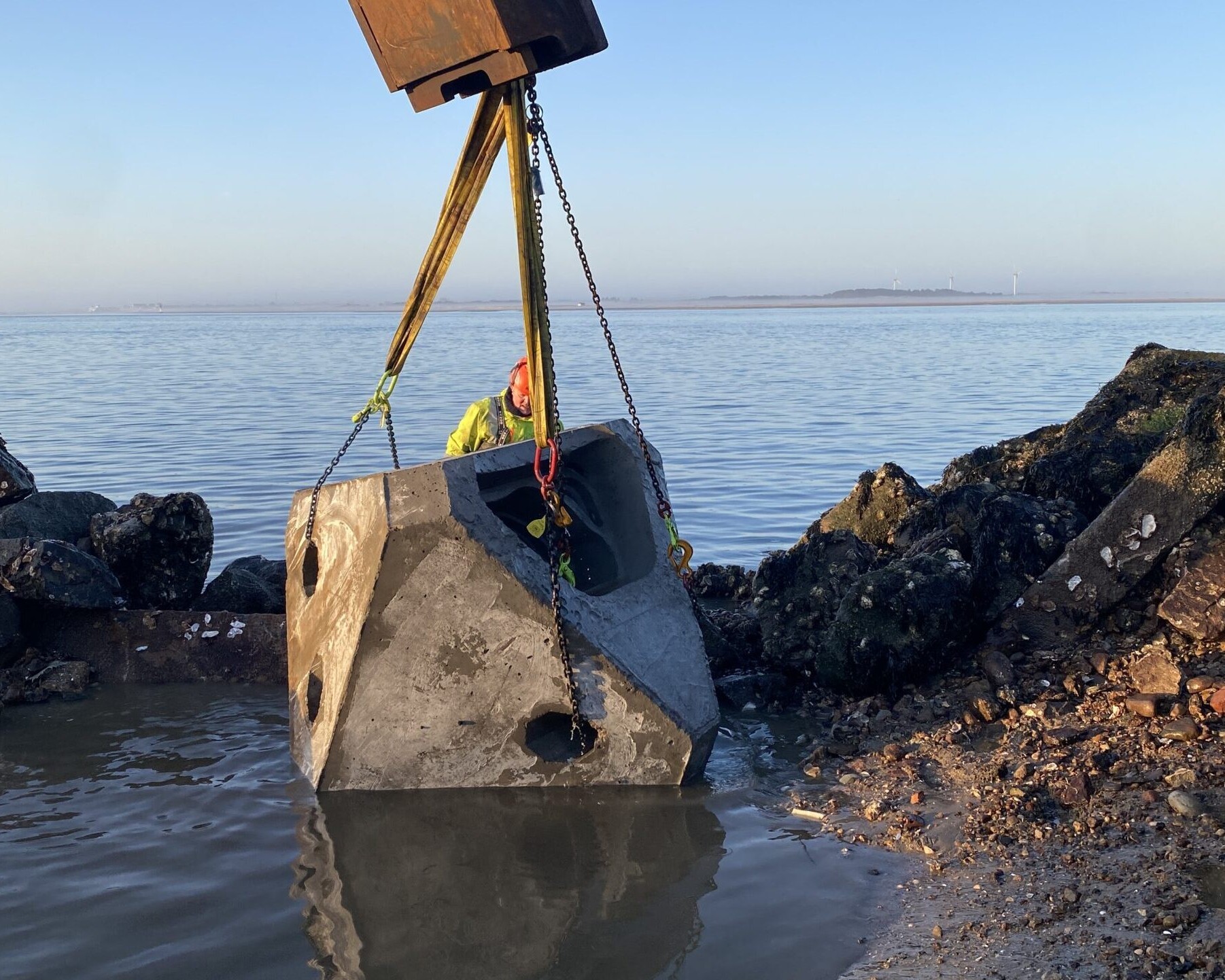 En Coastalock-enhed sænkes på plads ved Esbjerg Havn, hvor den både skal fungere som kystsikring og skabe levesteder for livet under vandet.