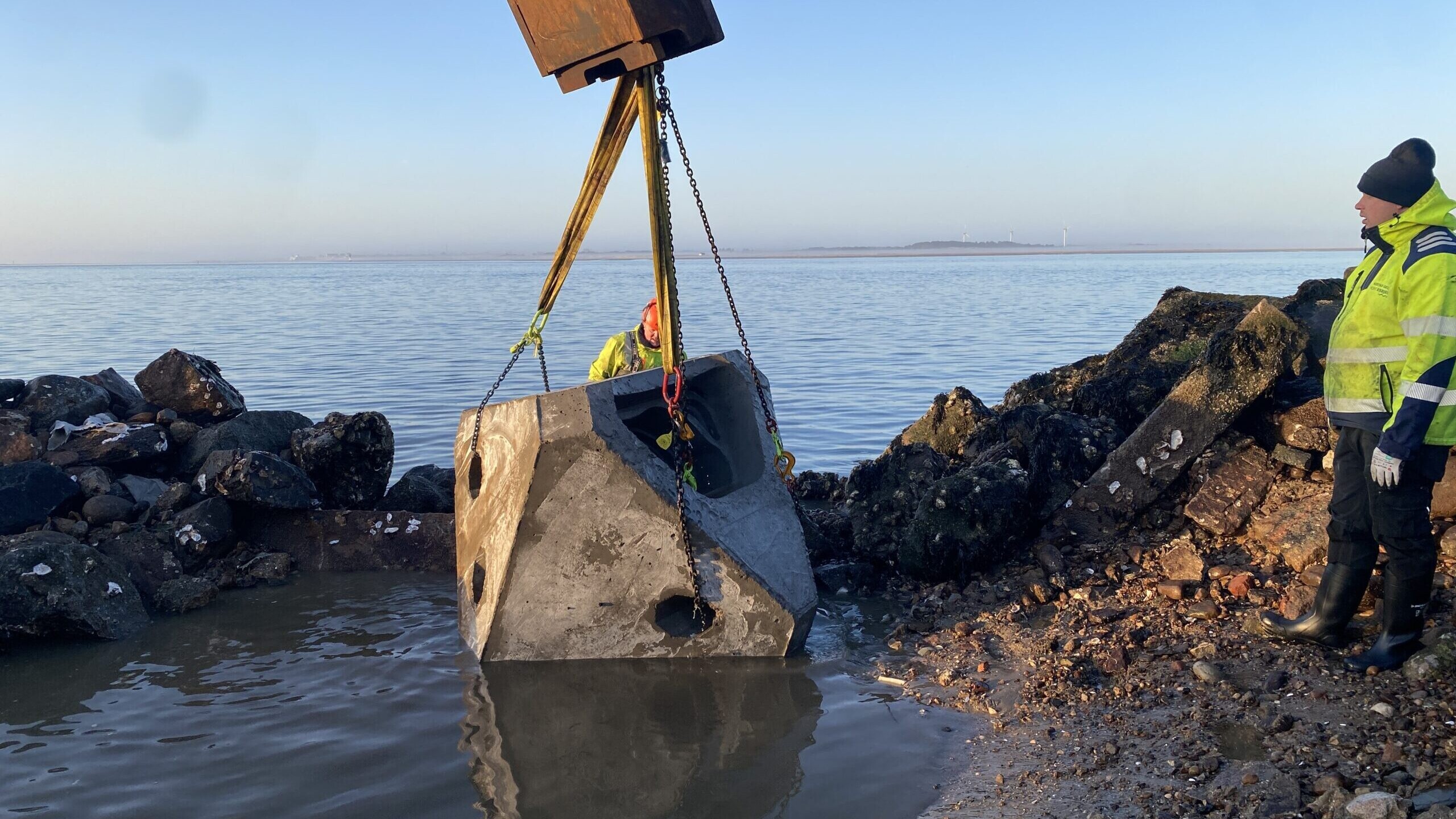 En Coastalock-enhed sænkes på plads ved Esbjerg Havn, hvor den både skal fungere som kystsikring og skabe levesteder for livet under vandet.