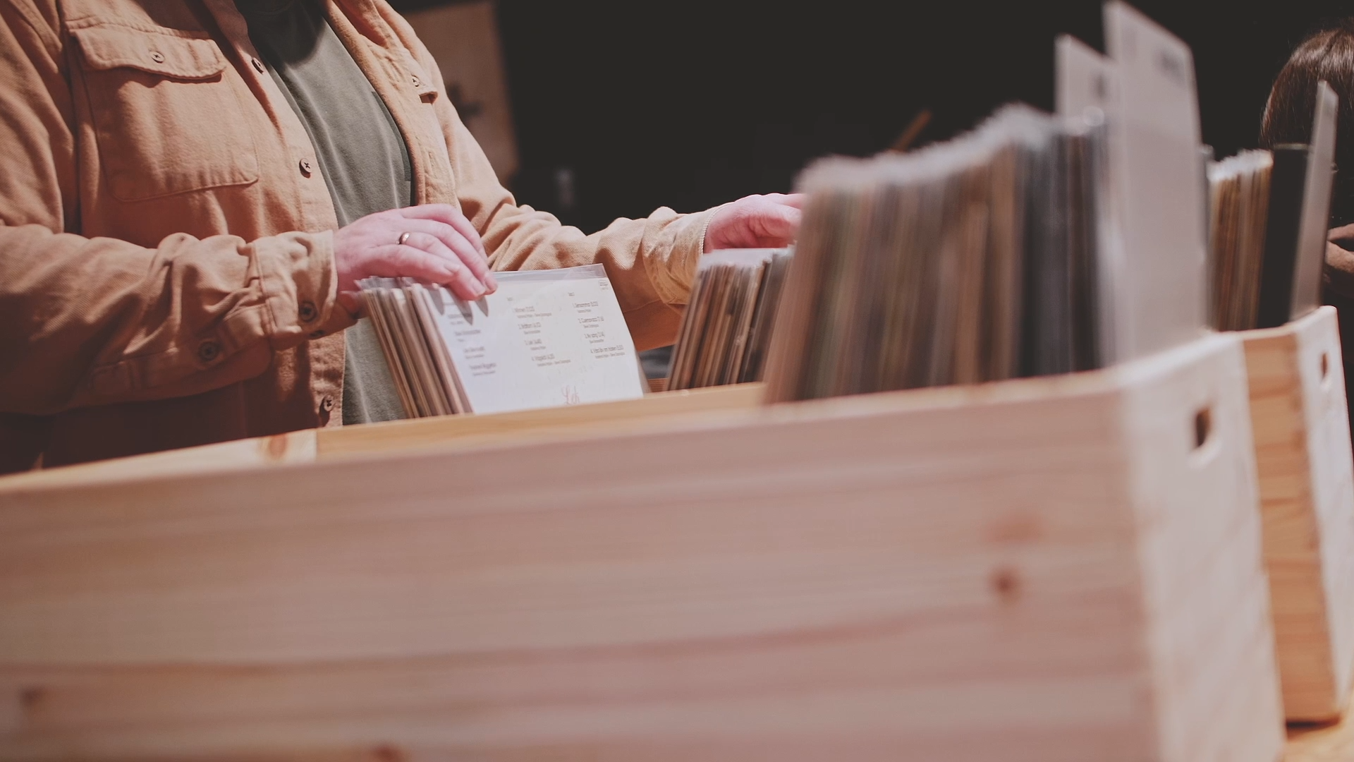 På jagt efter plader: Vinylentusiaster bladrede igennem kasserne efter dagens fund.