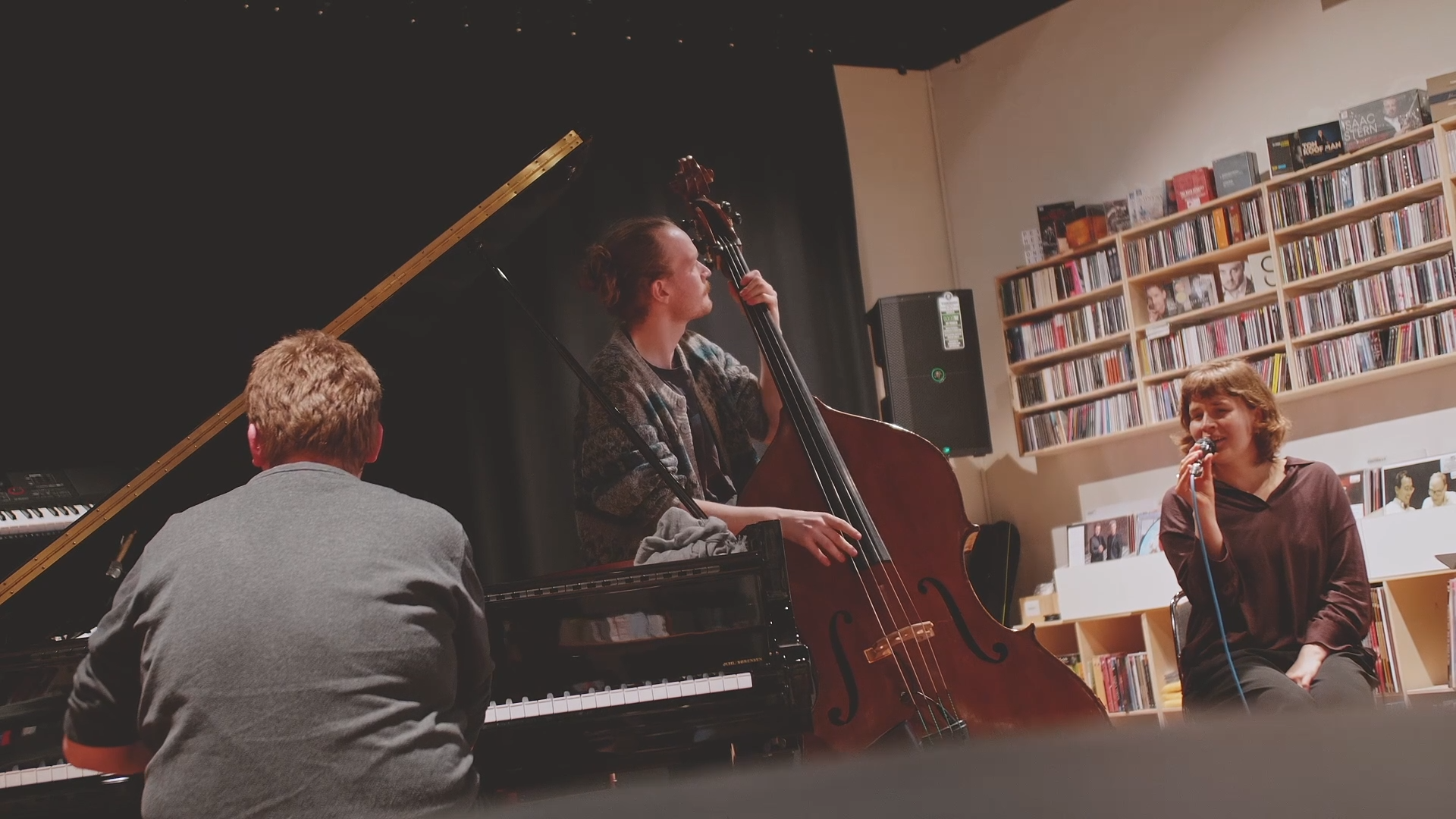 Live jazz i butikken: Emil Brinch (klaver) og William Frøland (bas) præsenterede deres nye jazz-duoprojekt – med sangerinden Veronika Rud. Foto: Skovgaard Studio.