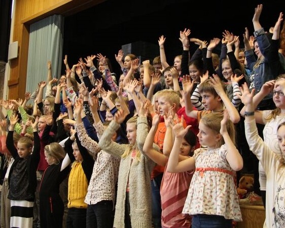 Der bliver masser af energi og fællessang, når 150 skoleelever samles til rytmisk kordag i Ribe. Pressefoto