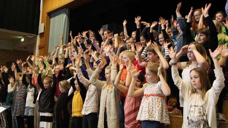 Der bliver masser af energi og fællessang, når 150 skoleelever samles til rytmisk kordag i Ribe. Pressefoto