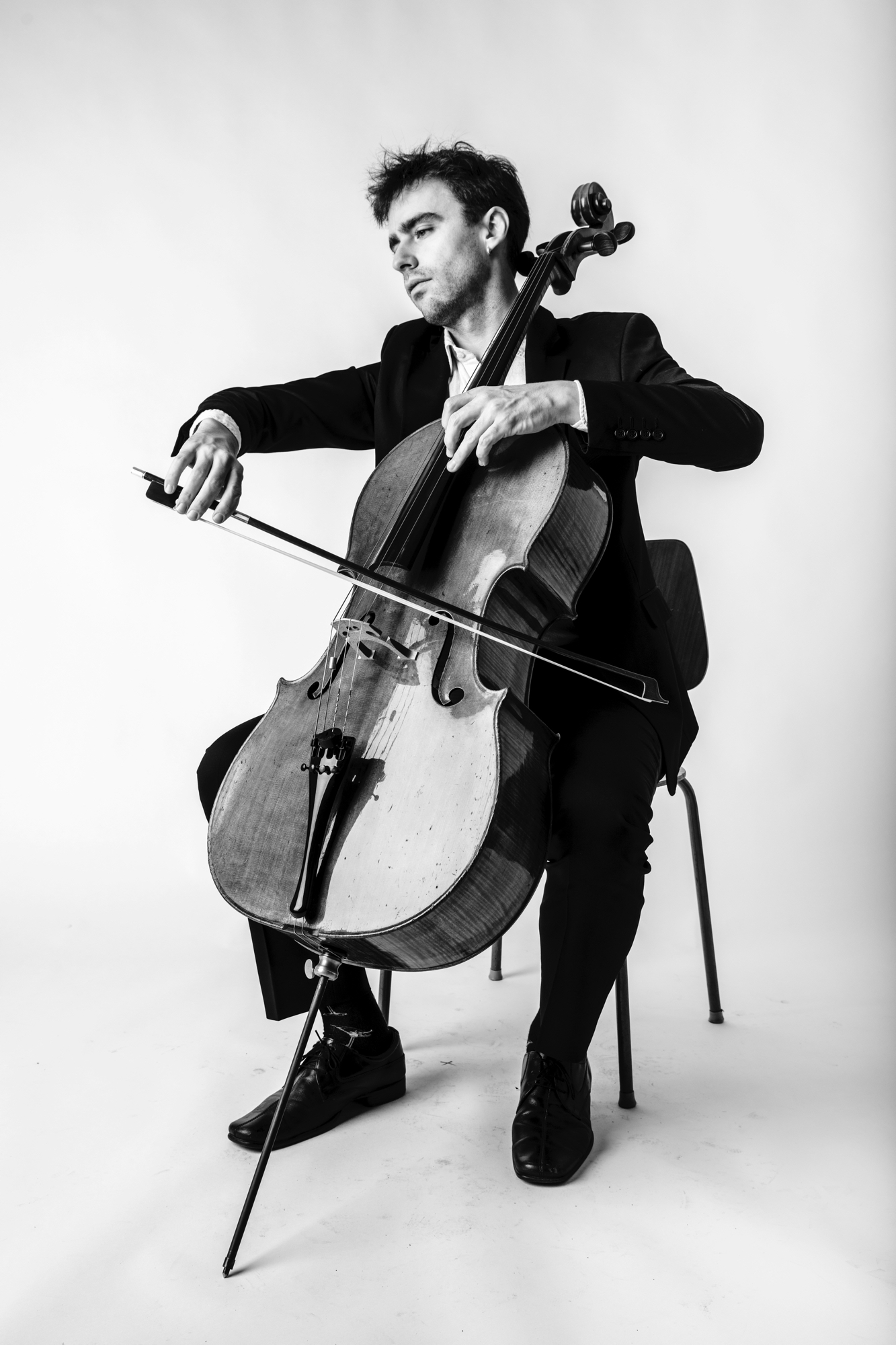 Cellisten Pau fra Esbjerg Ensemble spiller på en historisk italiensk cello fra 1844. Pressefoto.
