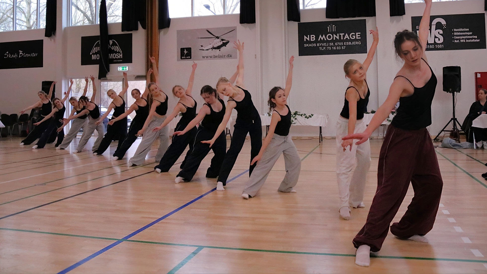 Dansere i formation viser elegance og samspil, da Vestjysk Sportsdanserforening samlede 530 gæster til stort bal før påske. Privatfoto.
