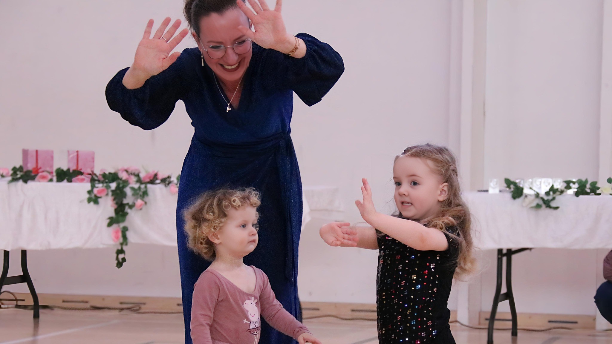Der var også plads til de yngste, da energien og danseglæden bredte sig på tværs af generationer under aftenens bal. På billedet ses også Mila Ponomarenko, formand, VJS. Privatfoto.