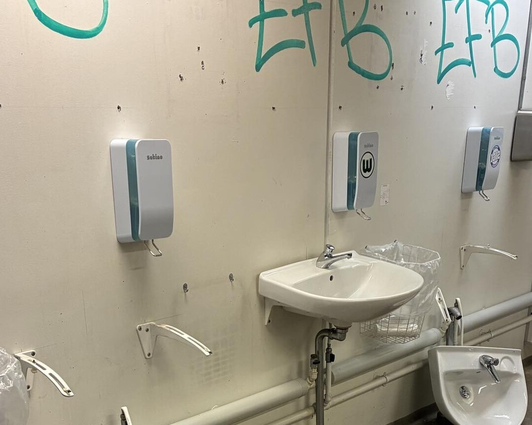 Graffiti og ødelagte installationer vidner om hærværket efter fredagens kamp. Foto: EfB.