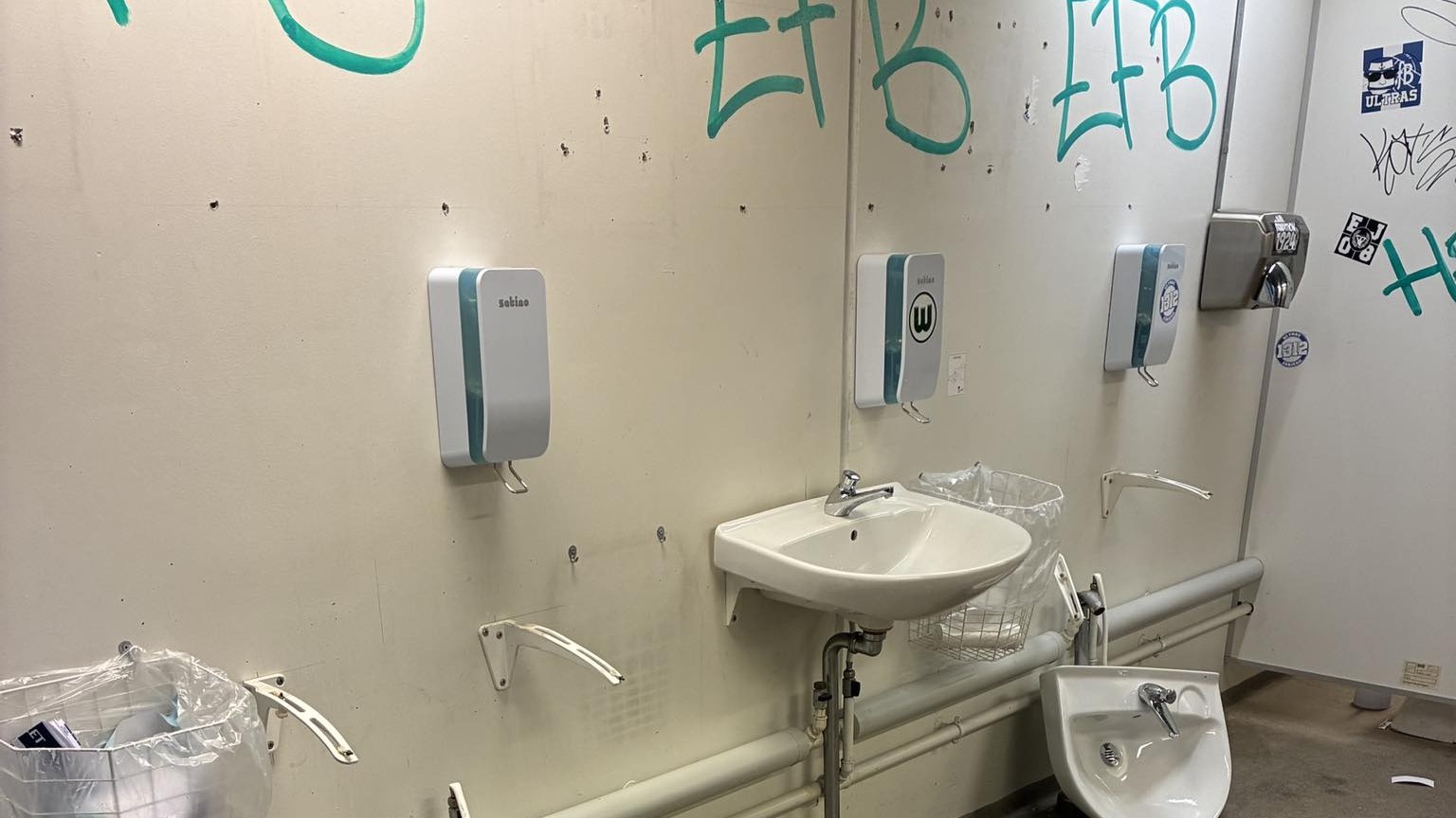 Graffiti og ødelagte installationer vidner om hærværket efter fredagens kamp. Foto: EfB.