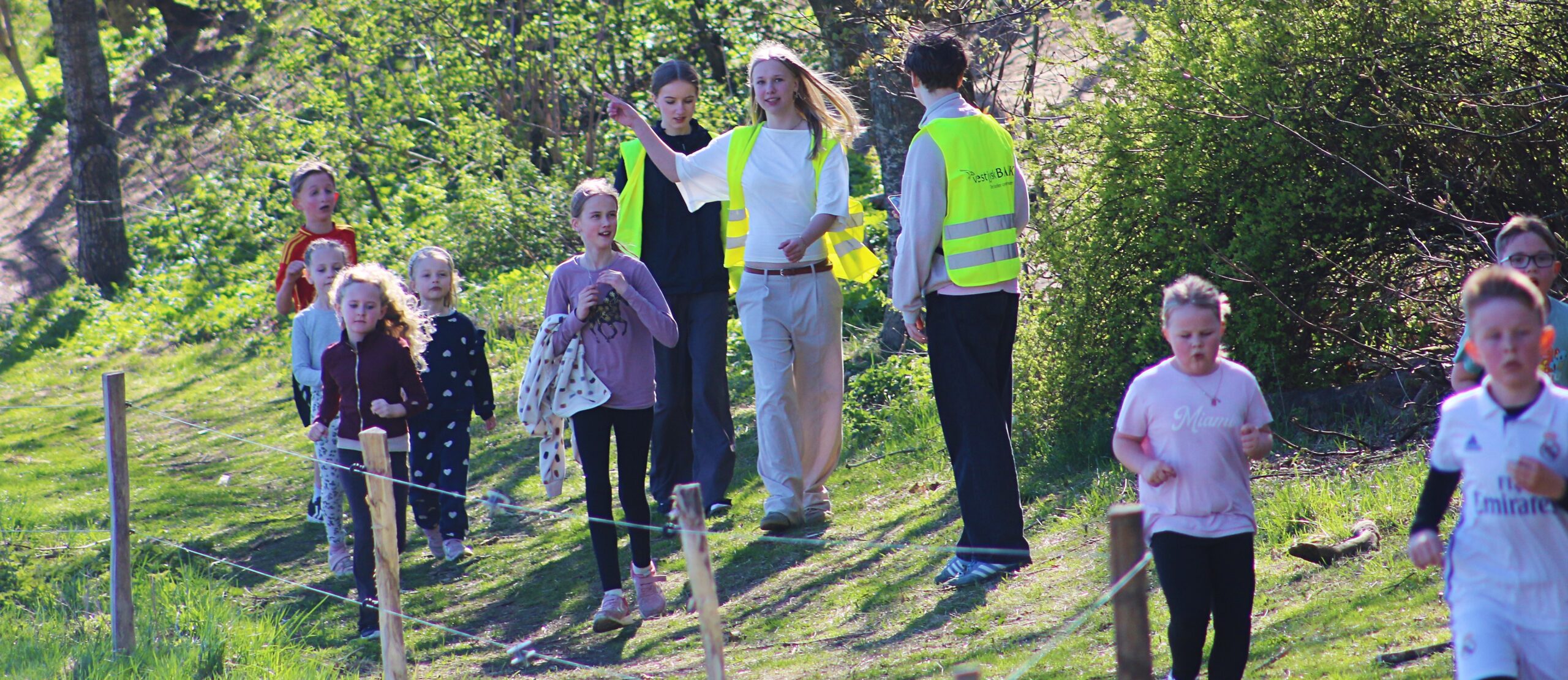 Elever fra 7. klasse viste vej og opmuntrede løberne. Foto: Johnny Tauman.