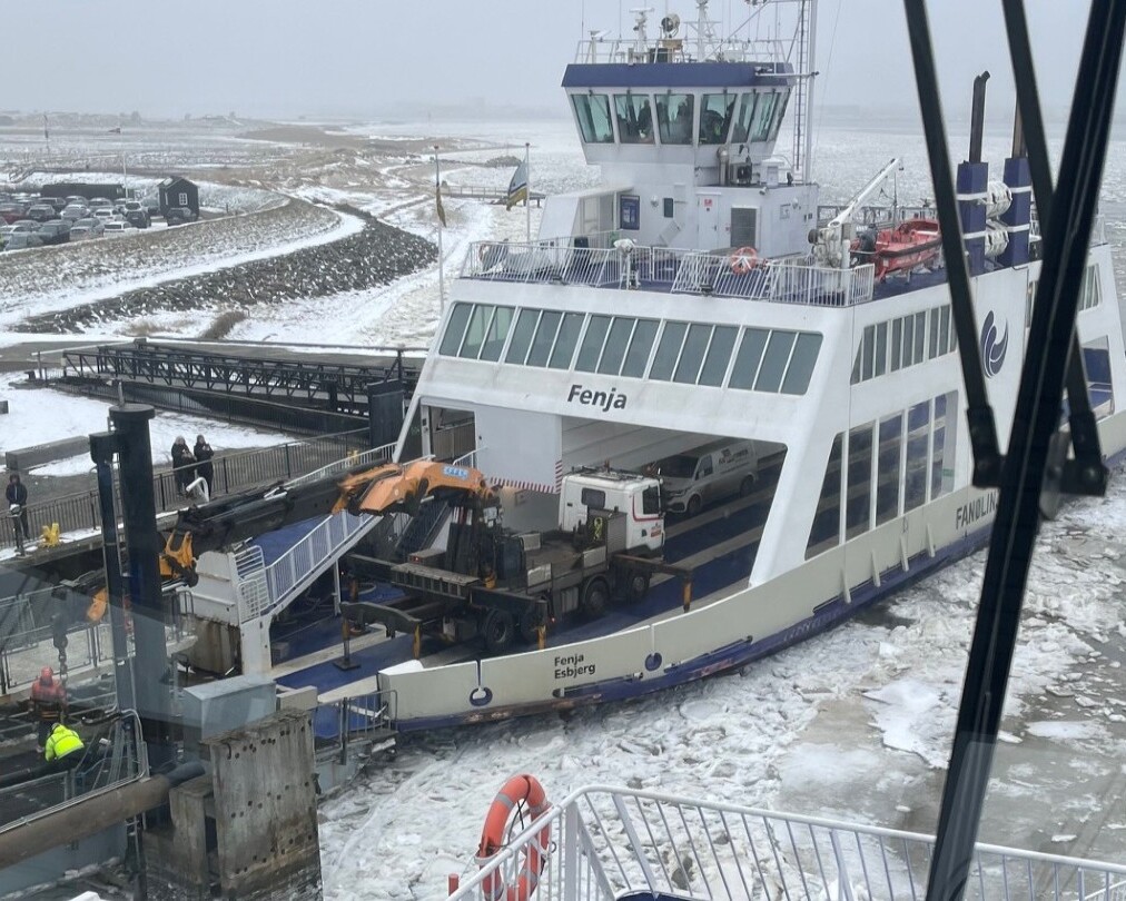 Der blev arbejdet på højtryk i det iskolde vejr, da rampen gav efter og faldt ned. Læren fra det første rampeuheld betød, at driften på Fanølinjen kunne genoptages ganske hurtigt denne gang. Nu skal nyt design af løftecylinderne gerne sikre, at uheldet ikke gentager sig. Pressefoto.