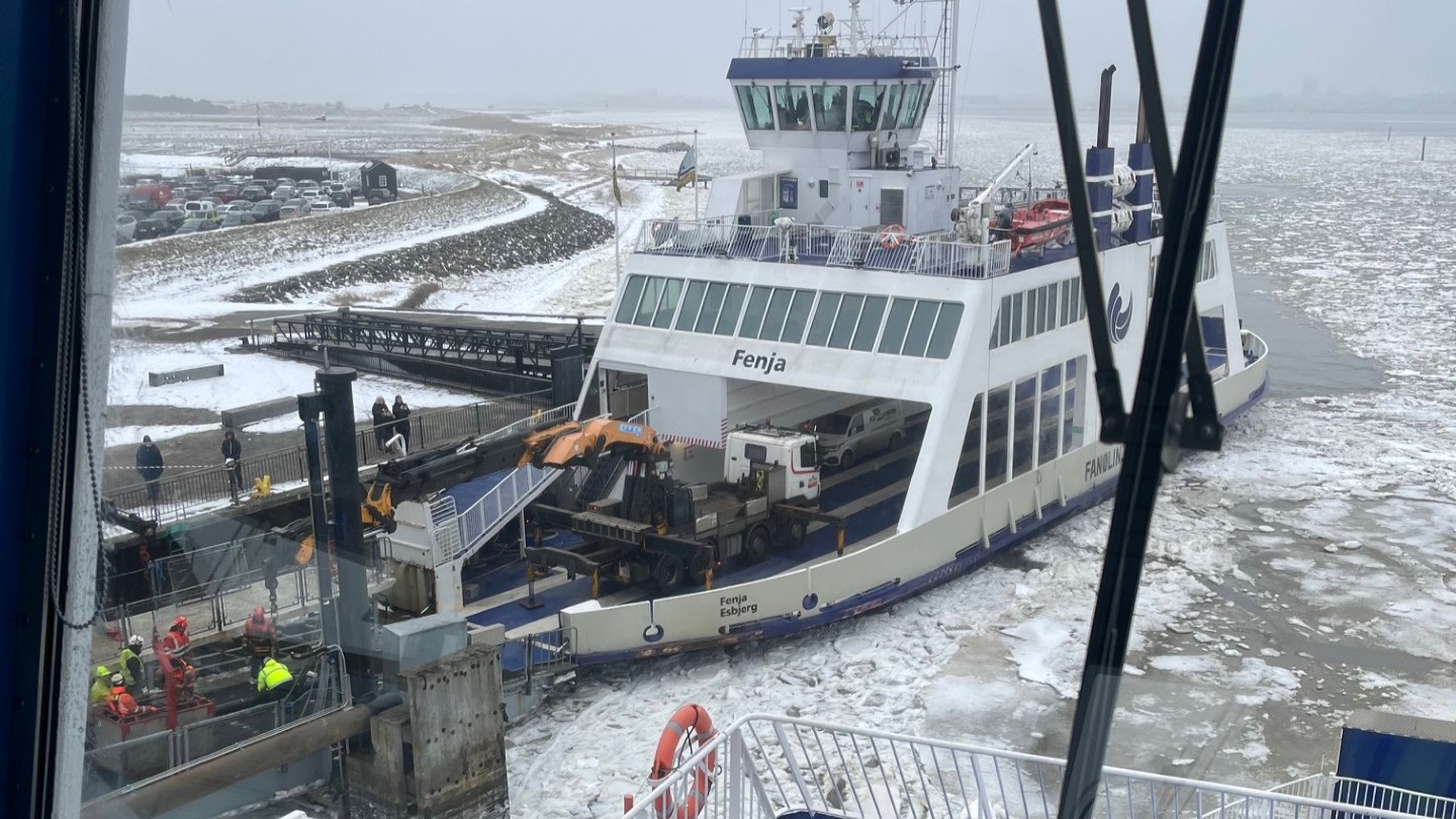 Der blev arbejdet på højtryk i det iskolde vejr, da rampen gav efter og faldt ned. Læren fra det første rampeuheld betød, at driften på Fanølinjen kunne genoptages ganske hurtigt denne gang. Nu skal nyt design af løftecylinderne gerne sikre, at uheldet ikke gentager sig. Pressefoto.