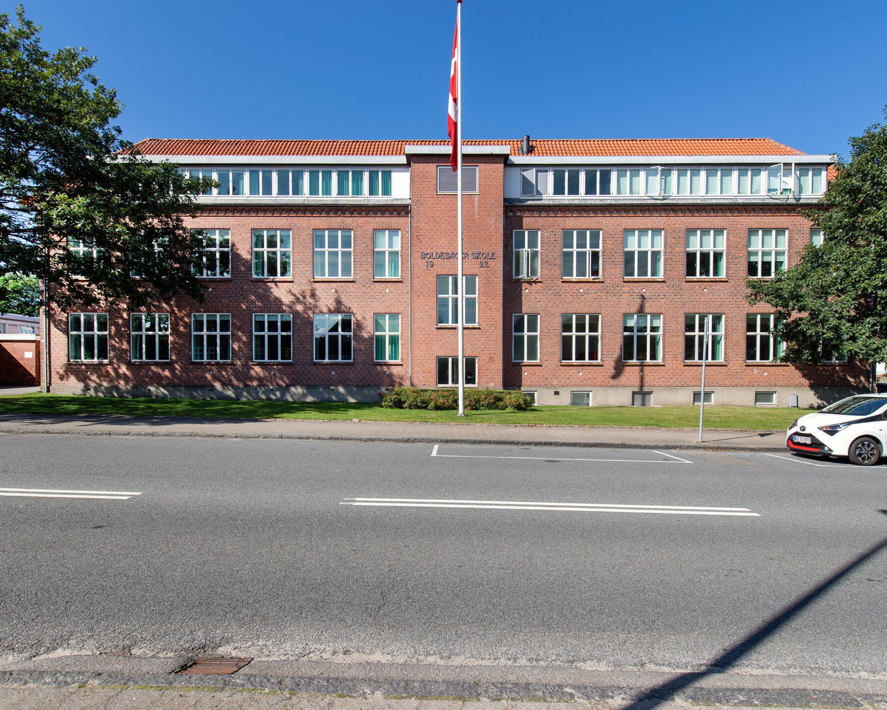 Facaden på Boldesager Skole Cosmos ud mod Nørrebrogade. Foto: Esbjerg Kommune.