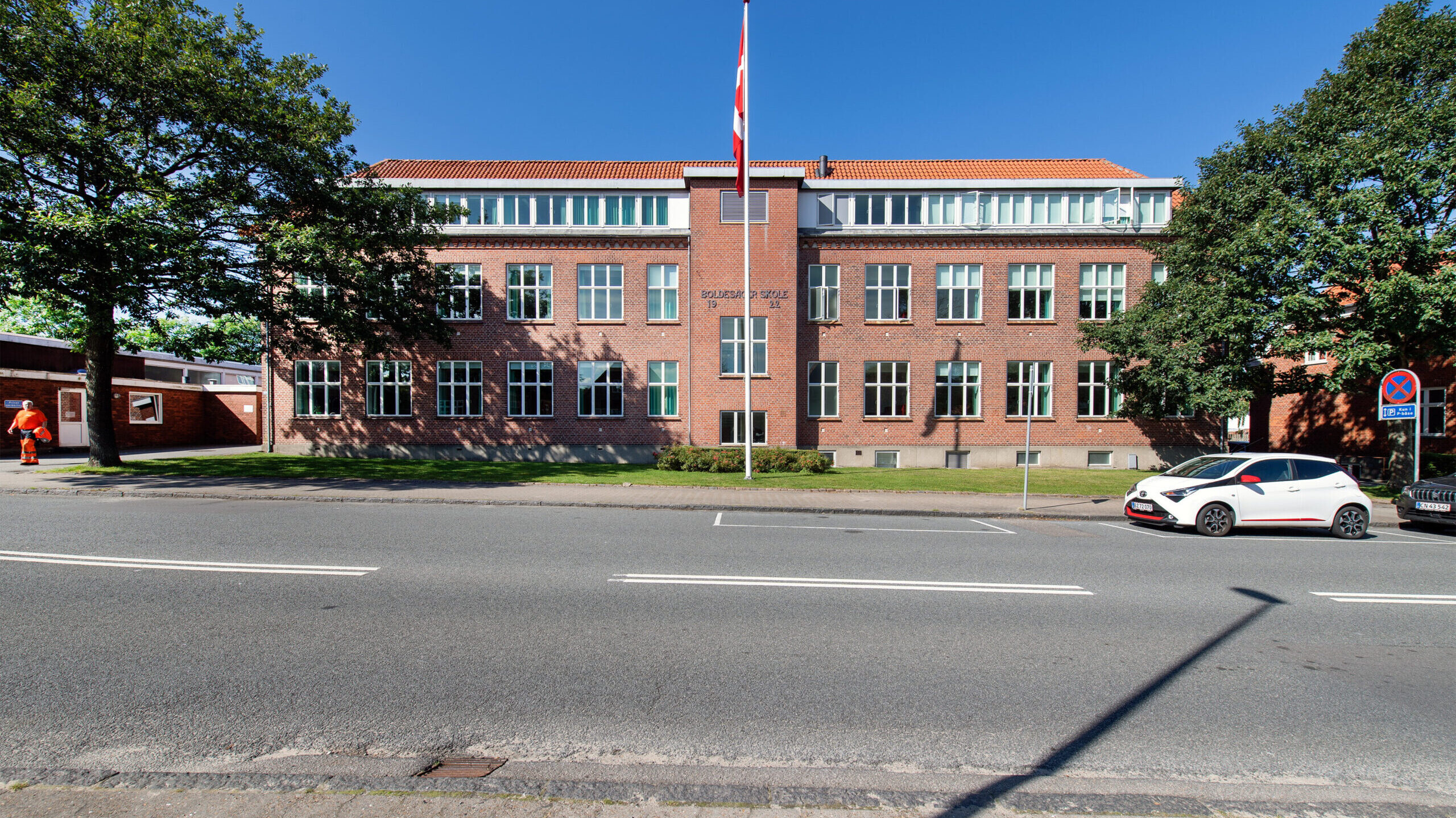 Facaden på Boldesager Skole Cosmos ud mod Nørrebrogade. Foto: Esbjerg Kommune.