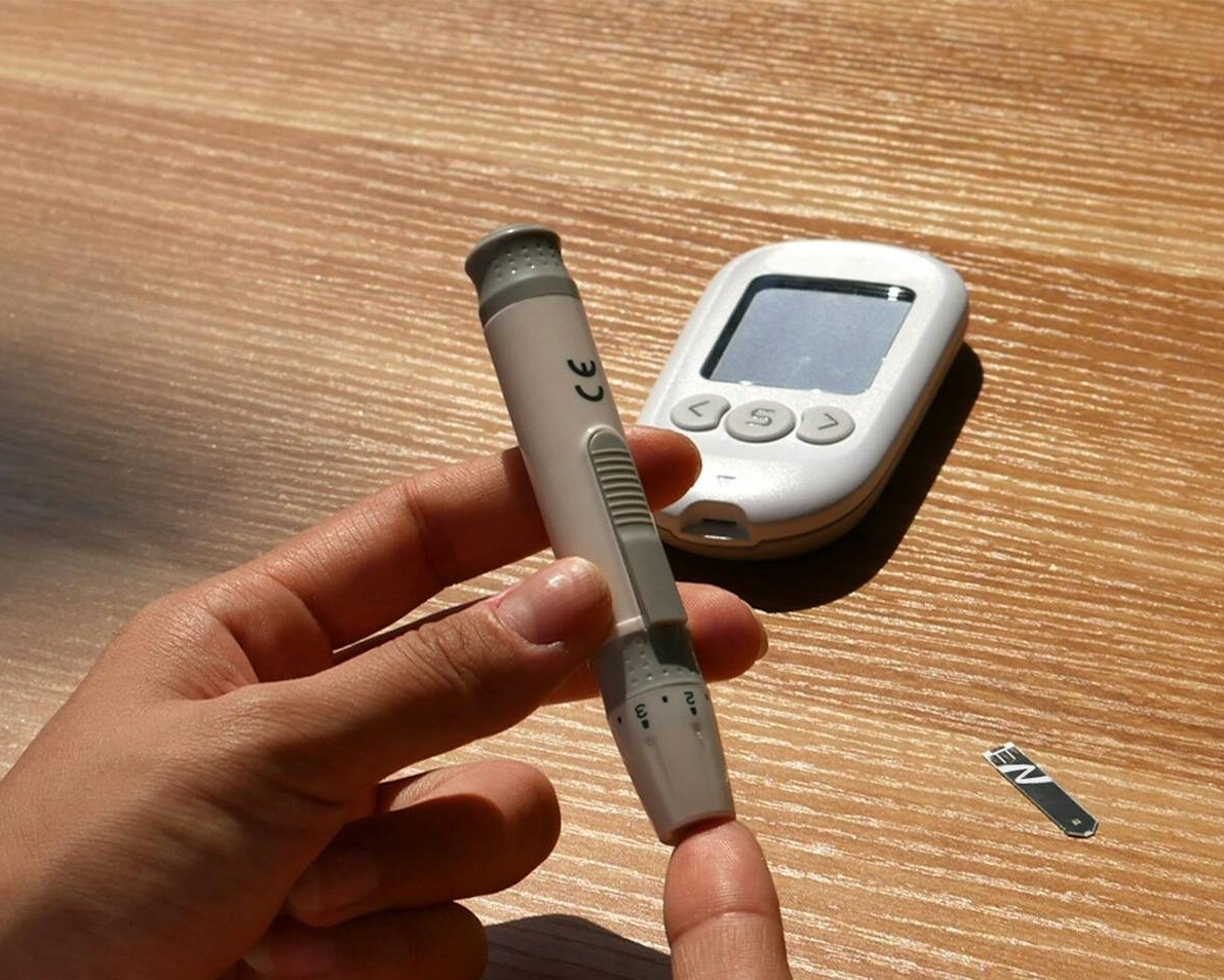 En person måler sit blodsukker med en fingerprik og måleapparat – et dagligt redskab for mange med diabetes. Genrefoto: Pexels.com.