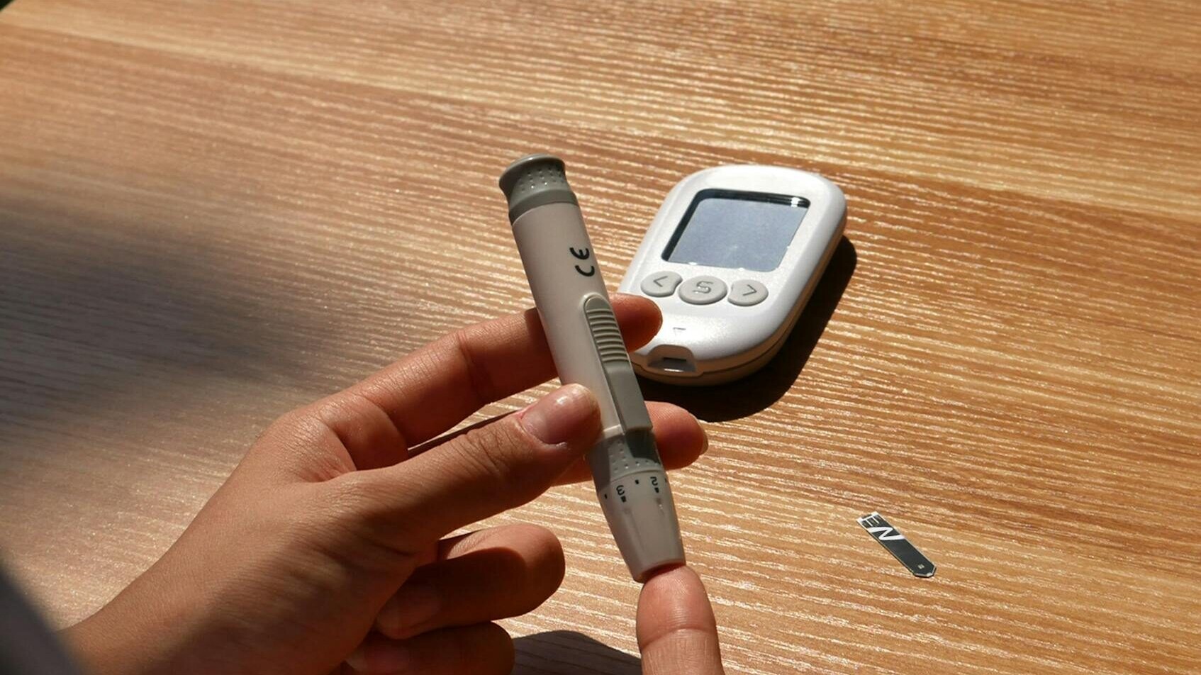 En person måler sit blodsukker med en fingerprik og måleapparat – et dagligt redskab for mange med diabetes. Genrefoto: Pexels.com.