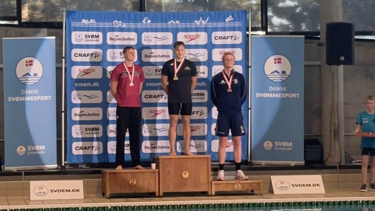 Eetu Autio øverst på podiet efter sejren i 400 meter medley ved Danish Open.