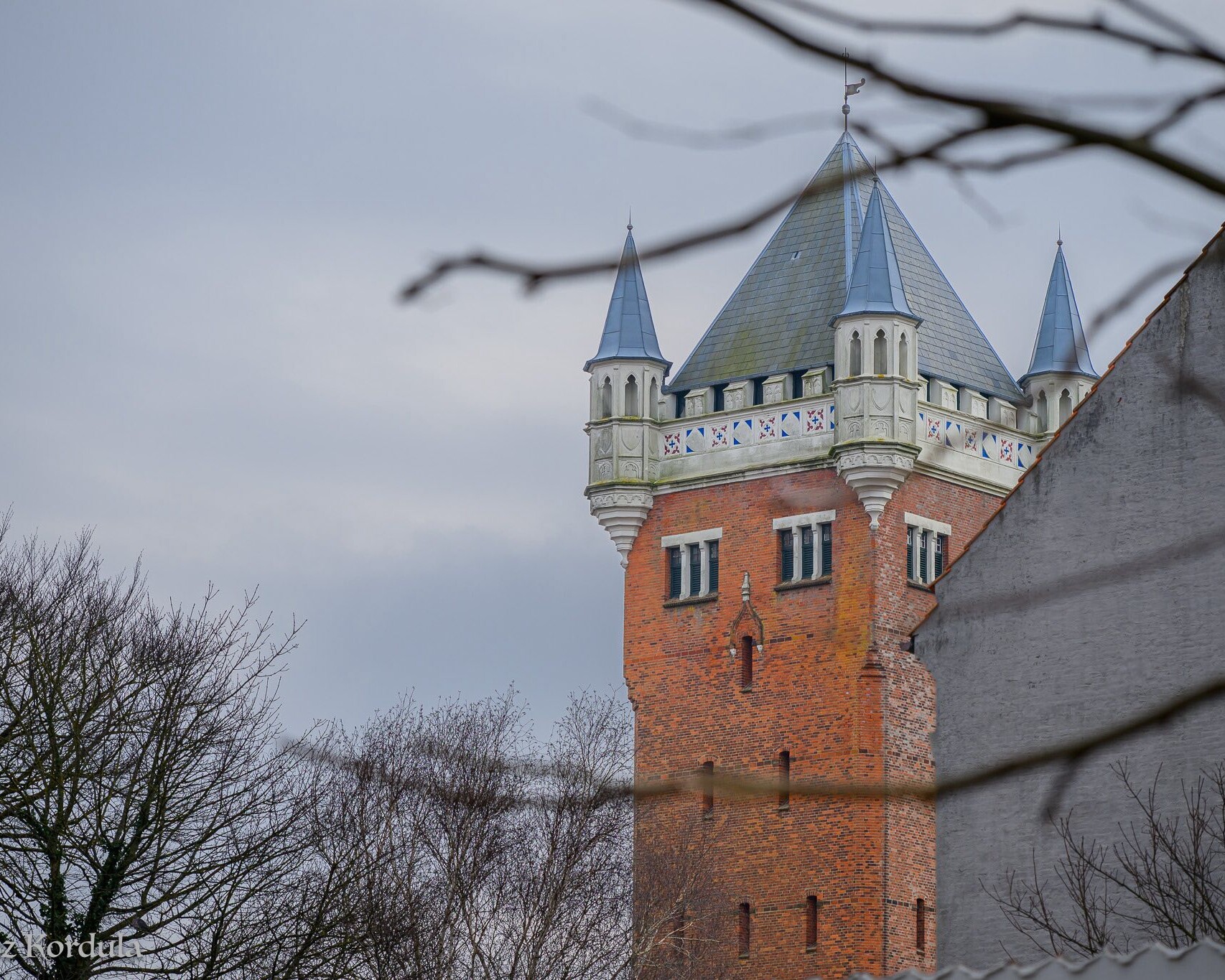 Vandtårnet blev opført i 1896-97 på en gammel gravhøj, tegnet af C.H. Clausen med inspiration fra tysk arkitektur. Foto: Łukasz Kordula.