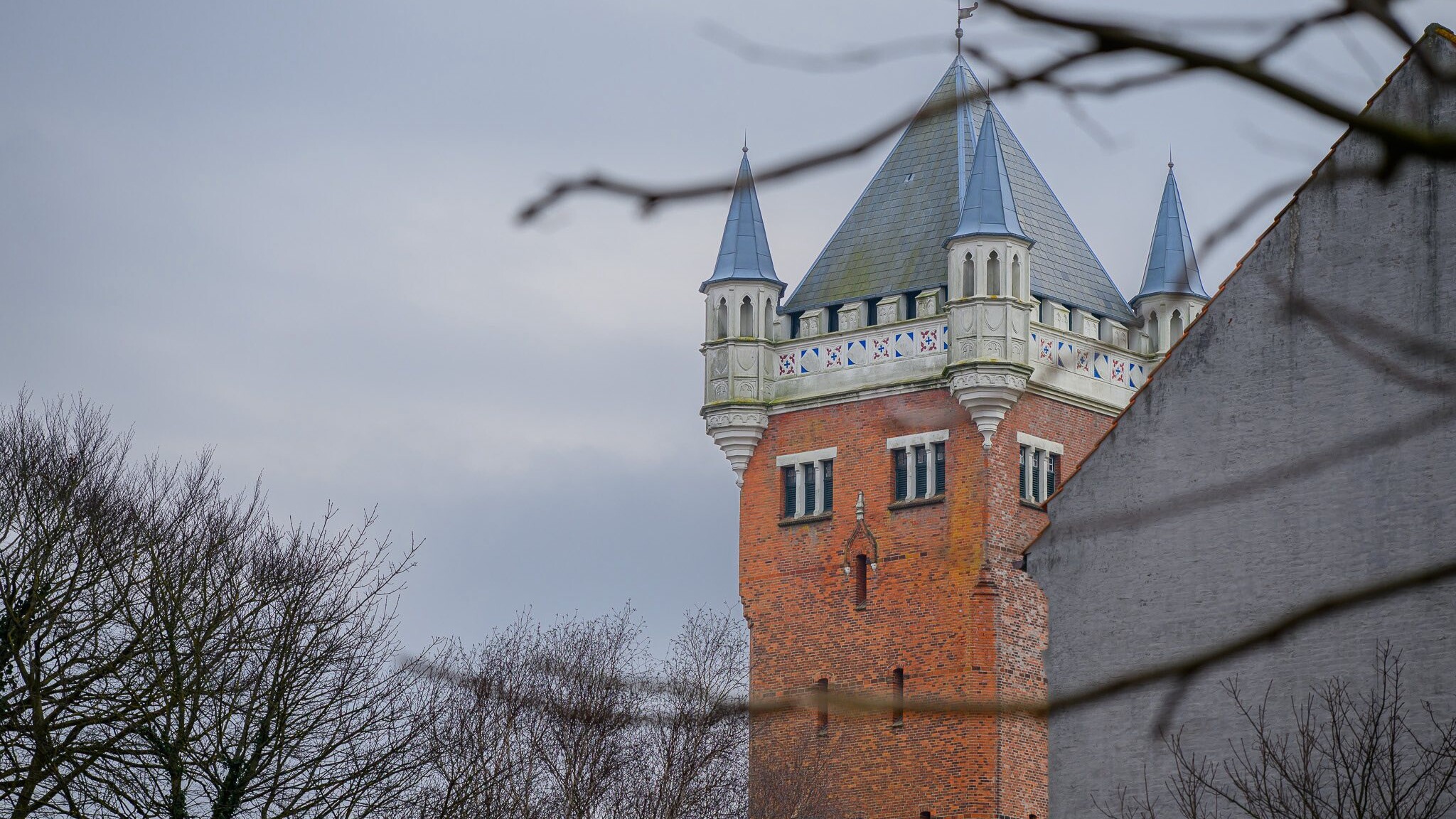 Vandtårnet blev opført i 1896-97 på en gammel gravhøj, tegnet af C.H. Clausen med inspiration fra tysk arkitektur. Foto: Łukasz Kordula.