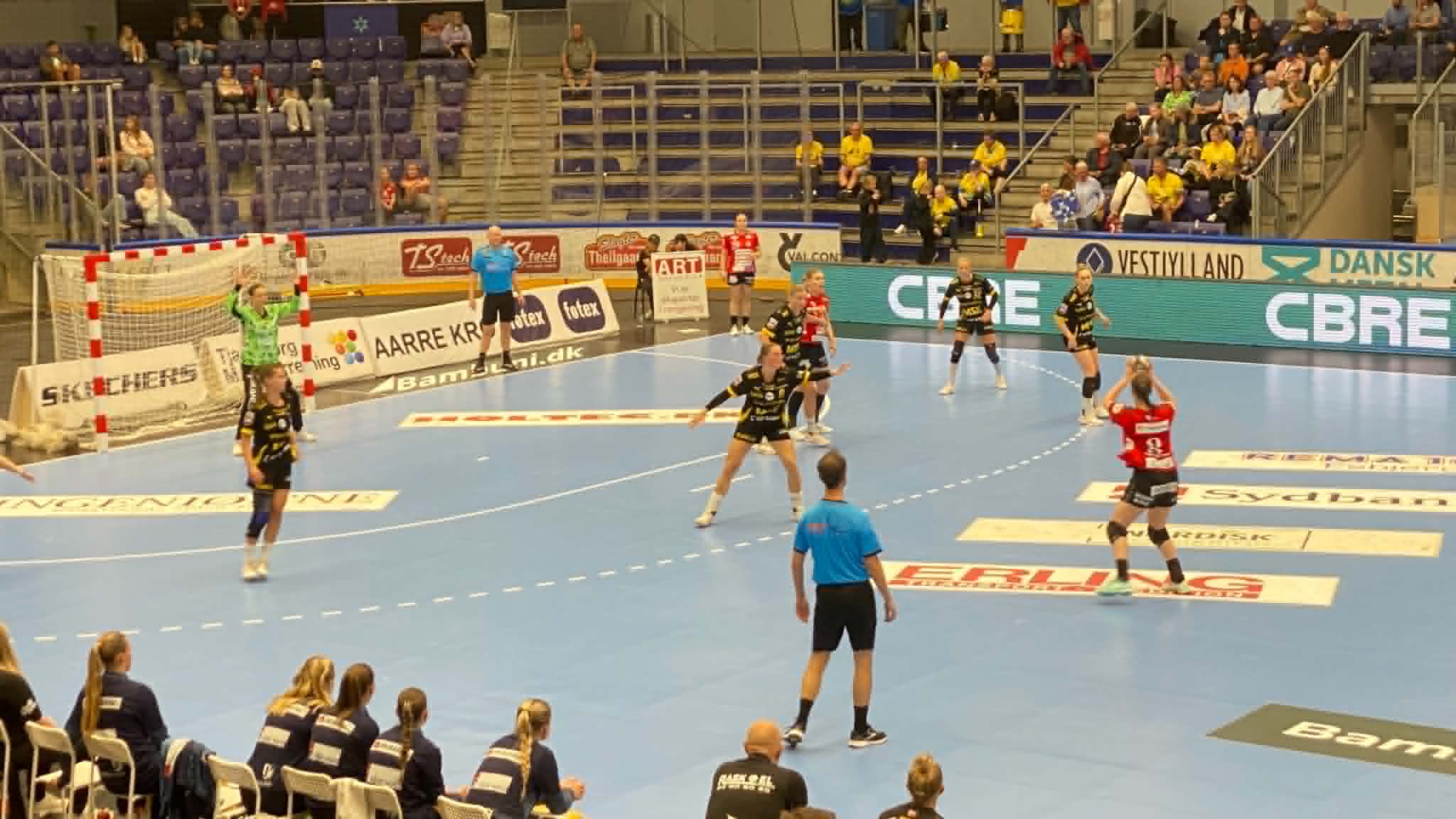 Team Esbjerg kom aldrig på glatis imod de blå og gule modstandere i Granly Hockey Arena. Foto: Johnny Tauman.