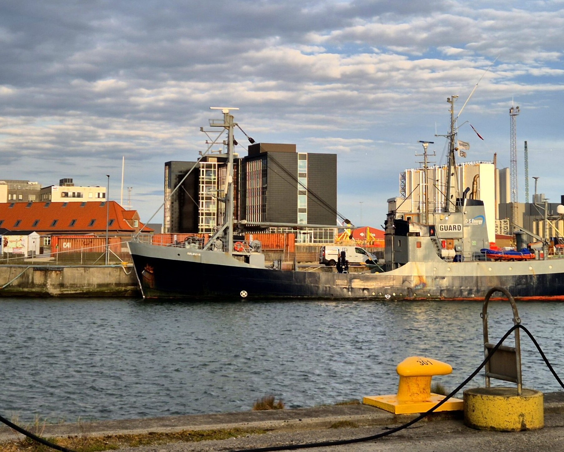 Aftenlyset ramte havnen og værket, mens skibene lå stille ved kaj. Foto: Camilla Uth.