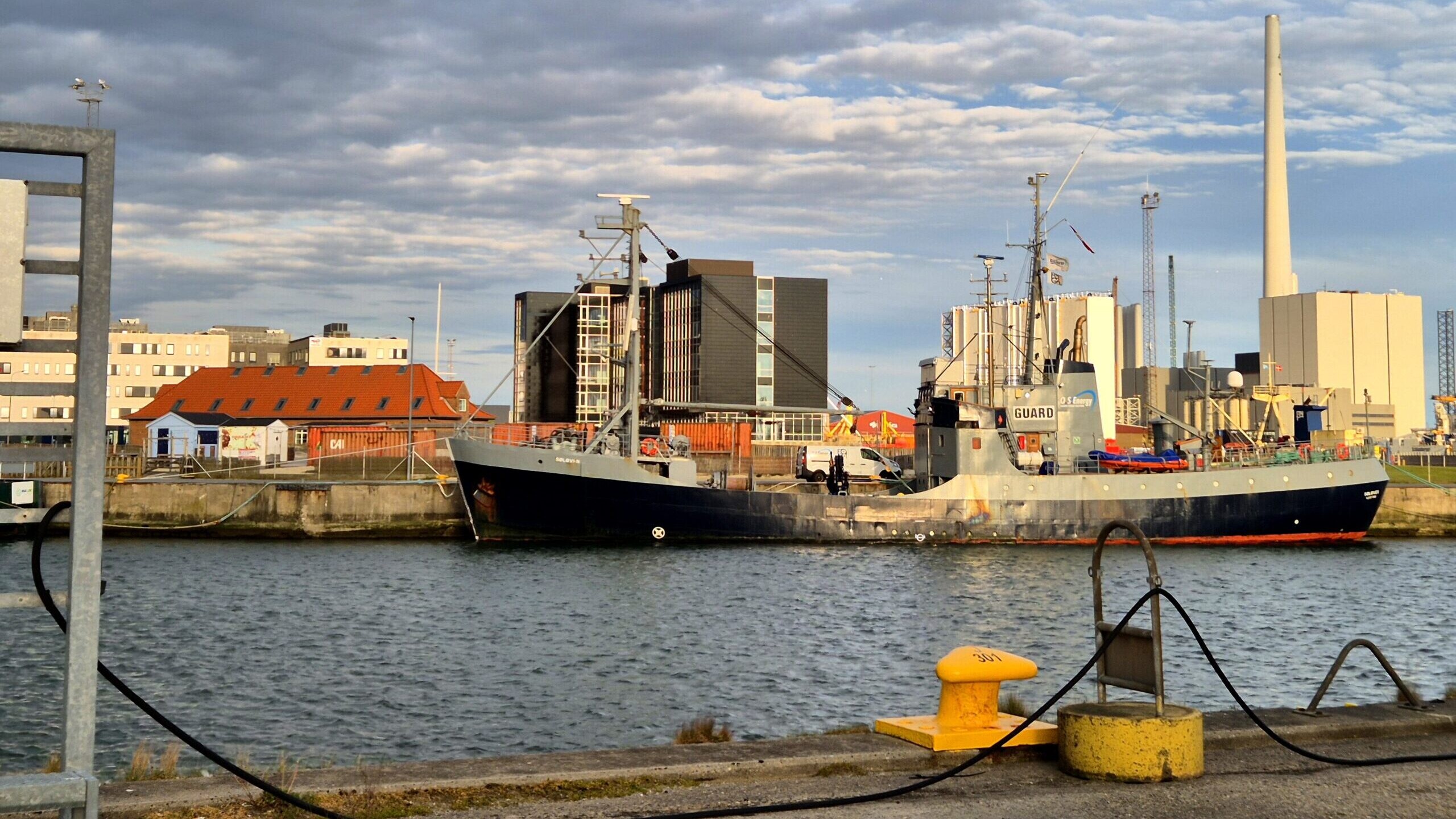 Aftenlyset ramte havnen og værket, mens skibene lå stille ved kaj. Foto: Camilla Uth.