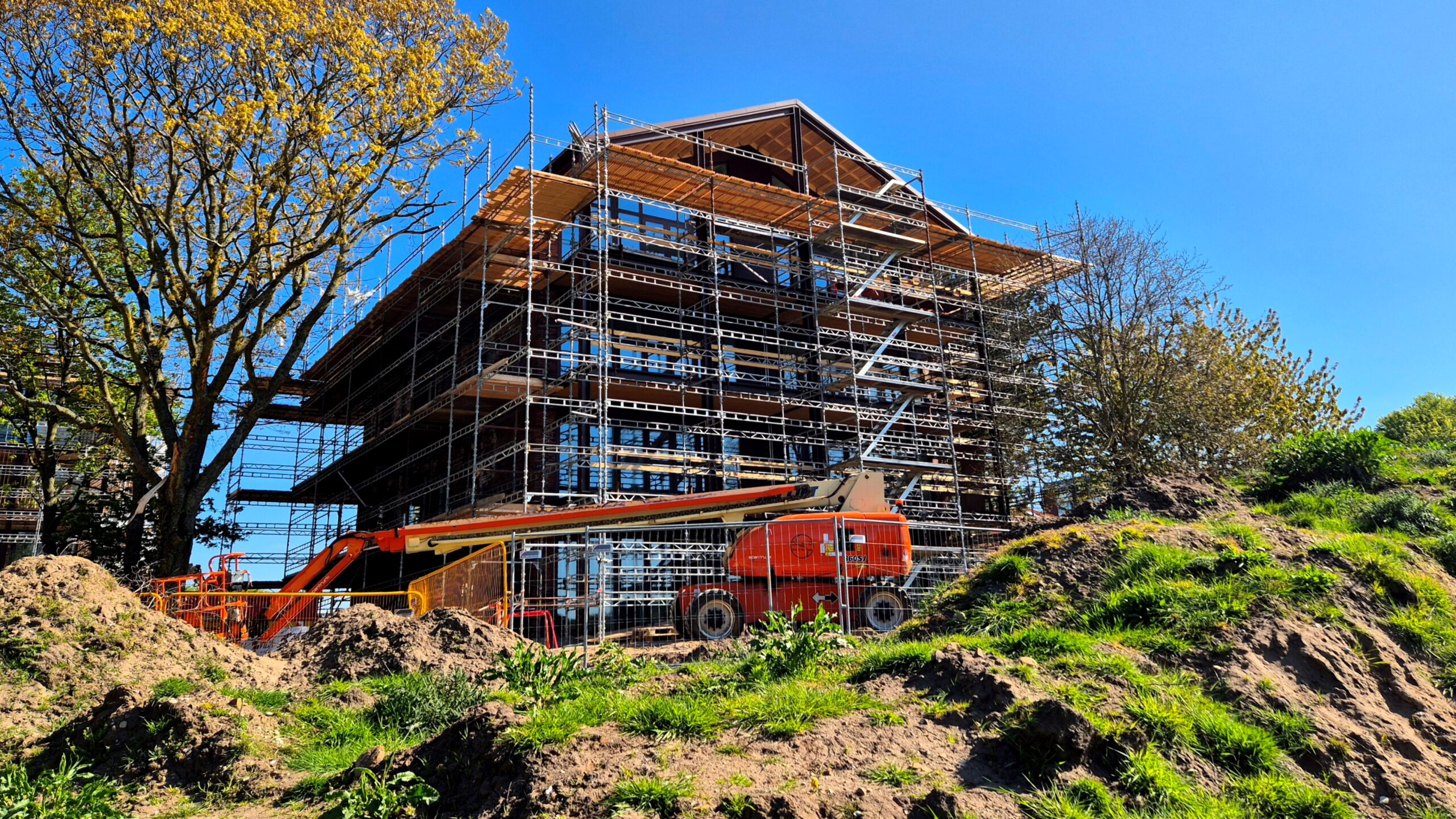 Store stilladser omkranser lige nu de første boligbyggerier i Vognsbølhaverne. Foto: Camilla Uth.