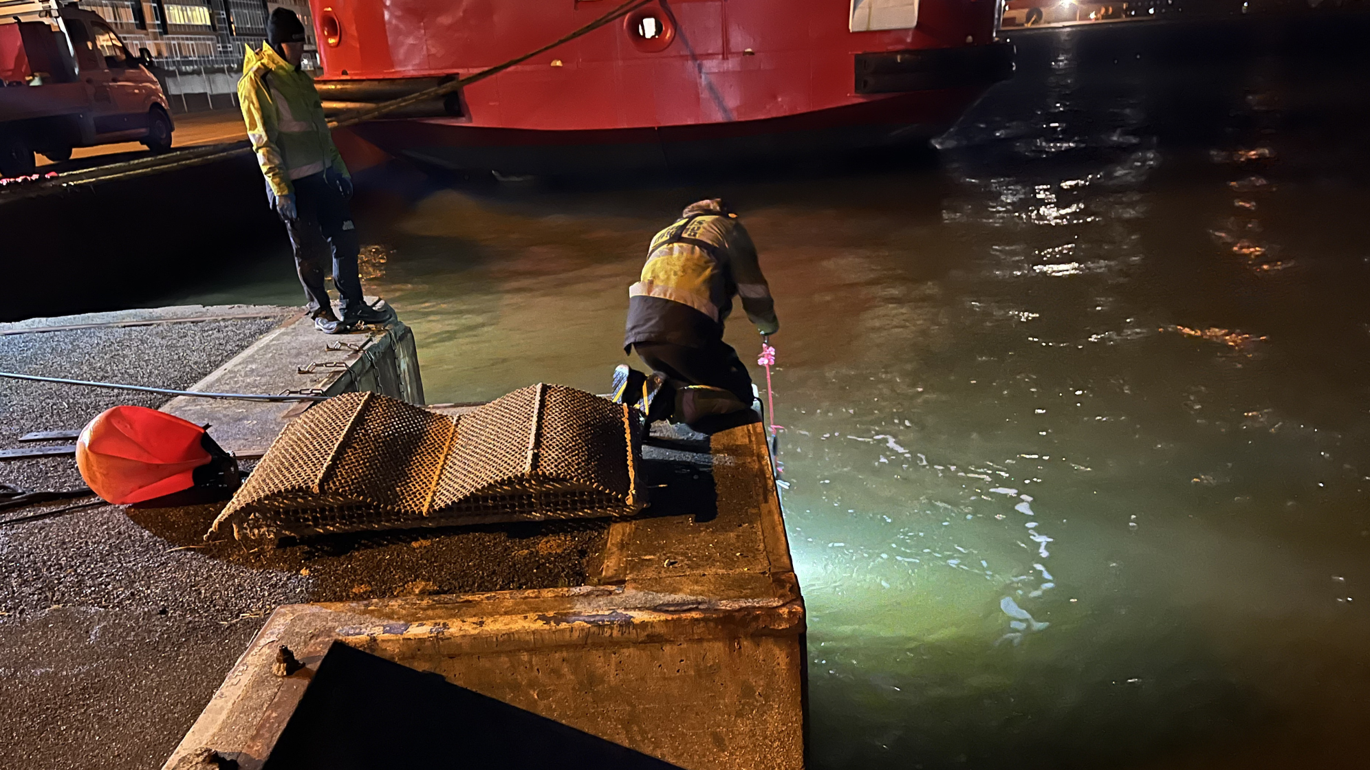 Arbejdet med at installere de nye “Life Boosting Units” foregik ved kajkanten i Esbjerg Havn efter mørkets frembrud. Foto: Ocean Ecostructures.