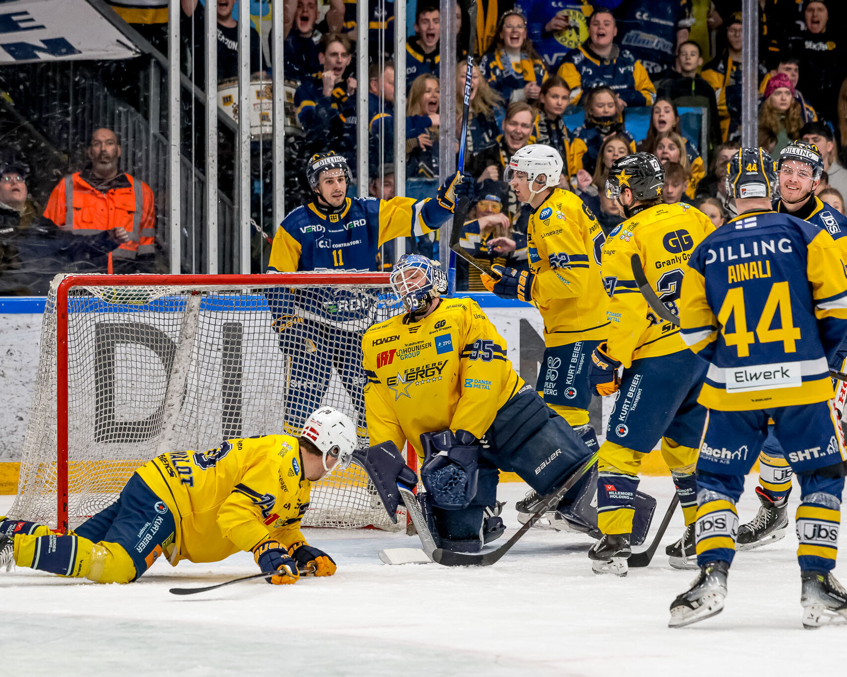 14 år efter sin debut i rød og hvid kom Esbjerg-målmand Nicolaj Henriksen endeligt på banen i en VM-kamp - endda mod mægtige Canada. Foto: Danmarks Ishockey Union.