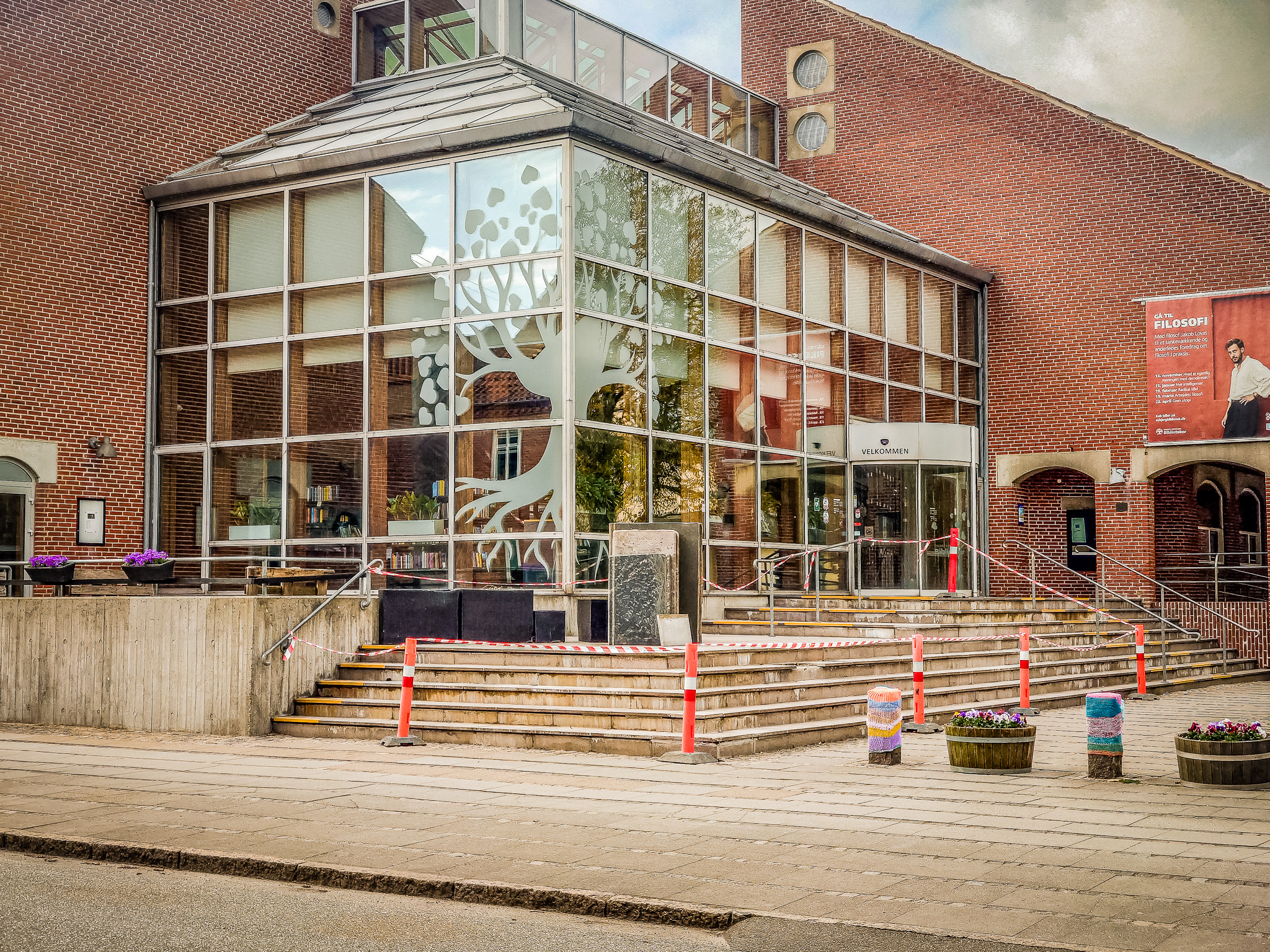 Der vil være byggerod og begrænset adgang omkring hovedindgangen til biblioteket de kommende uger, men biblioteket holder fortsat åbent under arbejdet. Foto: Fjodor Pedersen.
