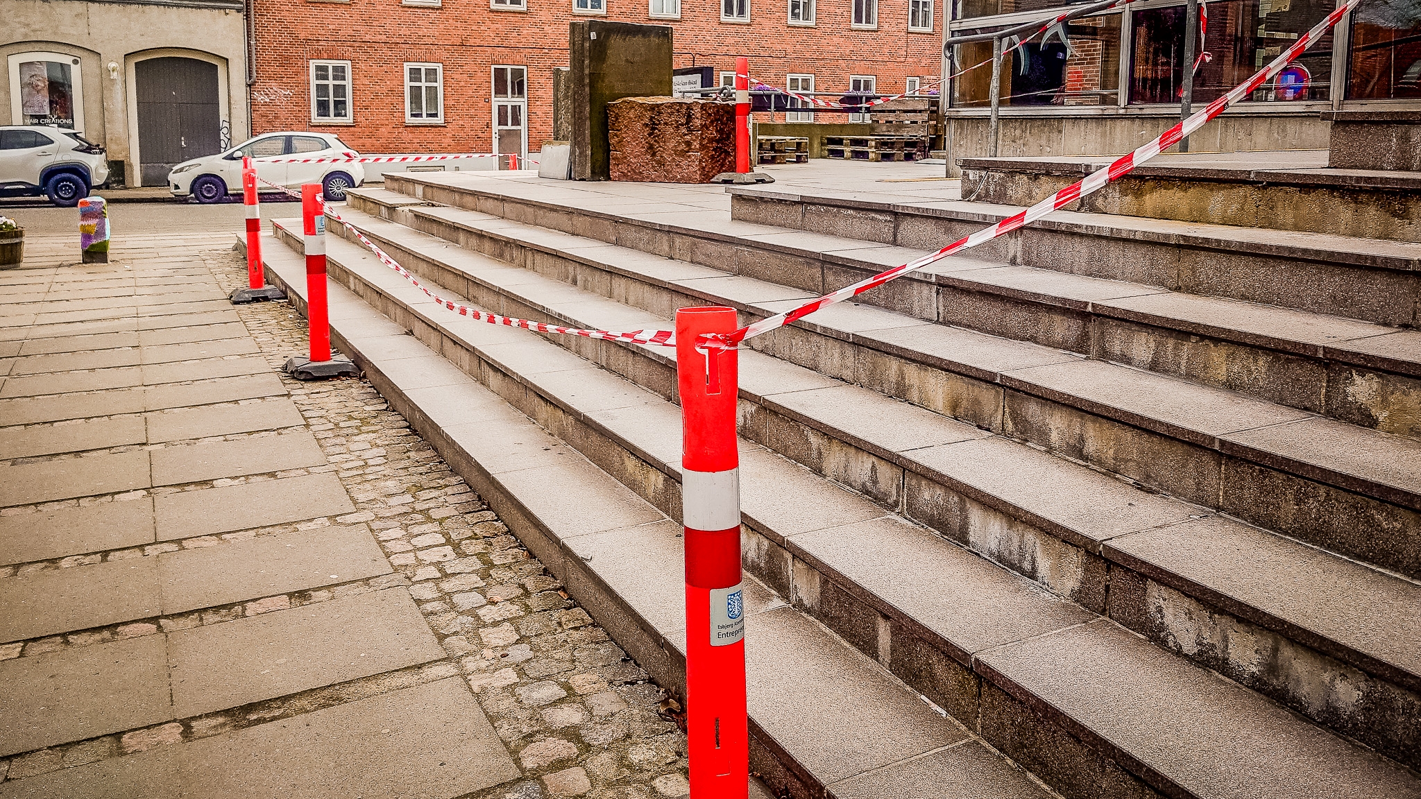 Den store hovedtrappe ved Esbjerg Bibliotek på Nørregade er blevet spærret af, mens den gennemgår en renovering frem til uge 27. Foto: Fjodor Pedersen.