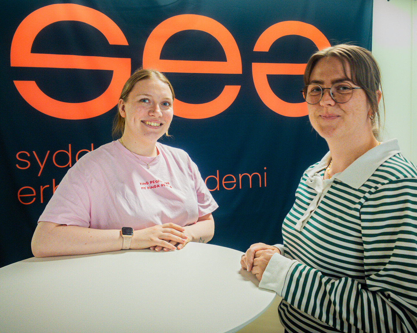 Amalie Bryhl Nissen (tv) og Anne-Katrine Gasberg Jessen læser Service- og Oplevelsesøkonomi på Syddansk Erhvervsakademi i Esbjerg. Sammen med resten af holdet står de bag et stort genbrugsmarked til fordel for Kræftens Bekæmpelse. Foto: Fjodor Pedersen.