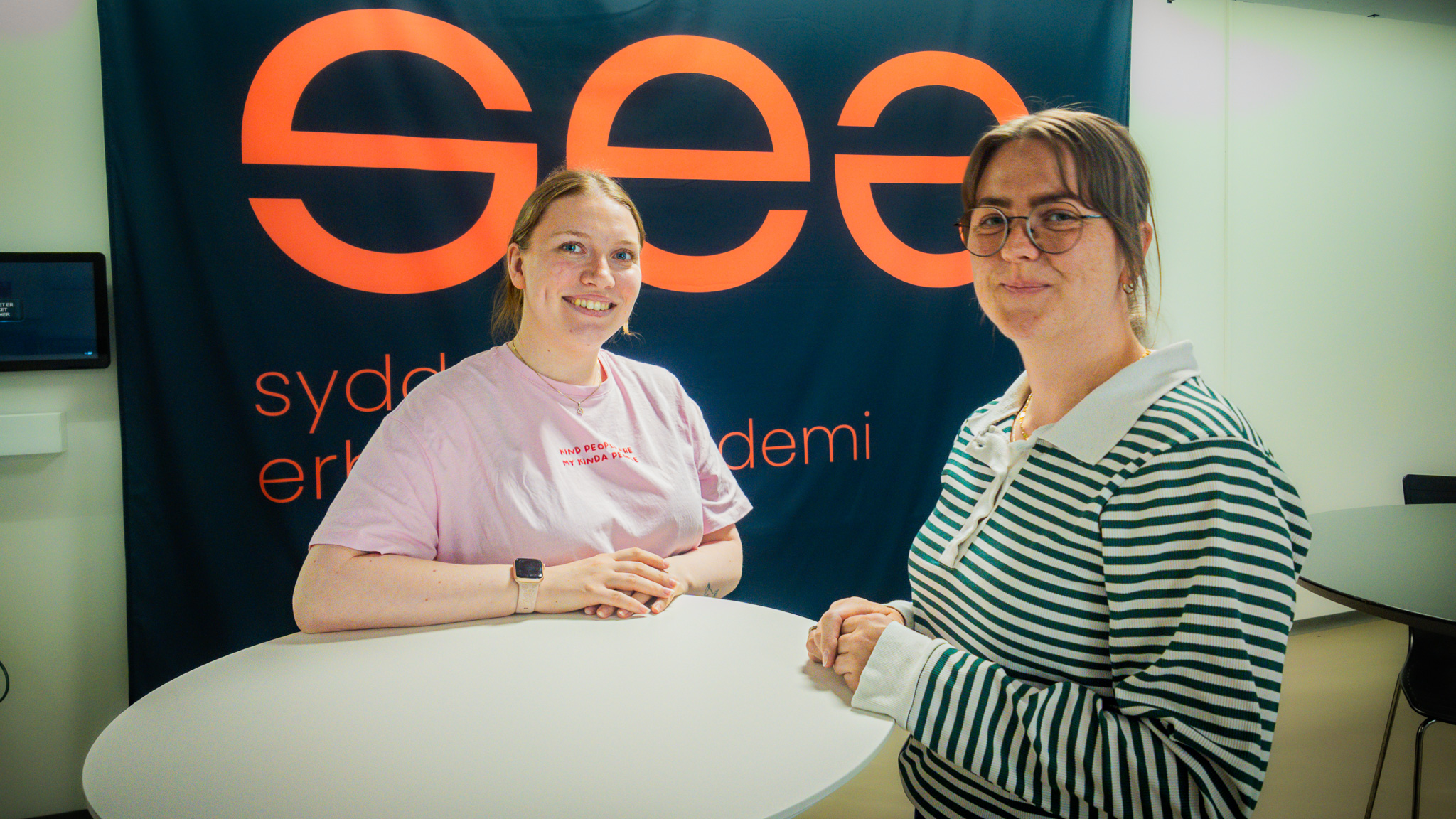 Amalie Bryhl Nissen (tv) og Anne-Katrine Gasberg Jessen læser Service- og Oplevelsesøkonomi på Syddansk Erhvervsakademi i Esbjerg. Sammen med resten af holdet står de bag et stort genbrugsmarked til fordel for Kræftens Bekæmpelse. Foto: Fjodor Pedersen.