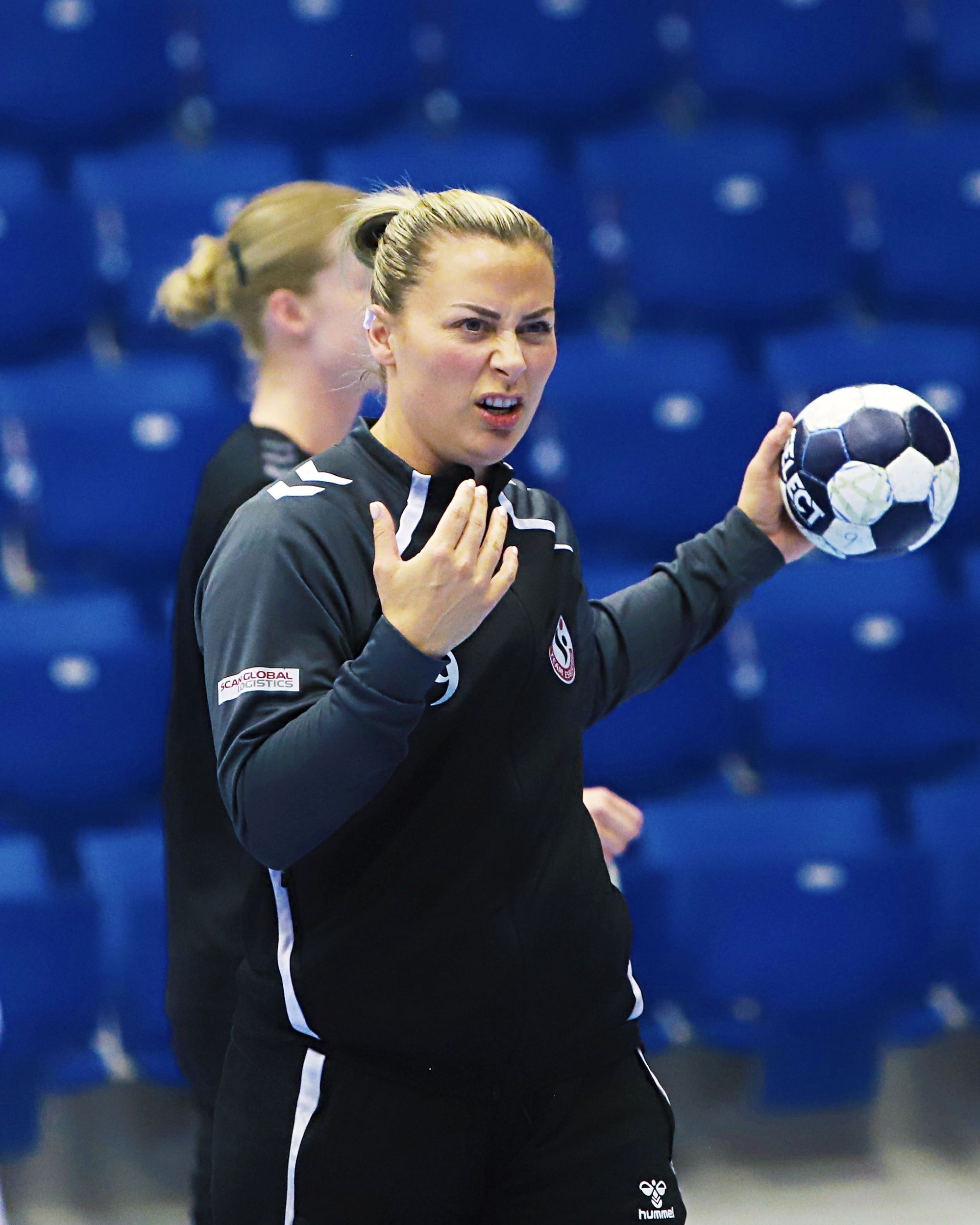 Nora  Mørk vil meget mere - udviser kamplyst under opvarmningen. Foto: Johnny Tauman.