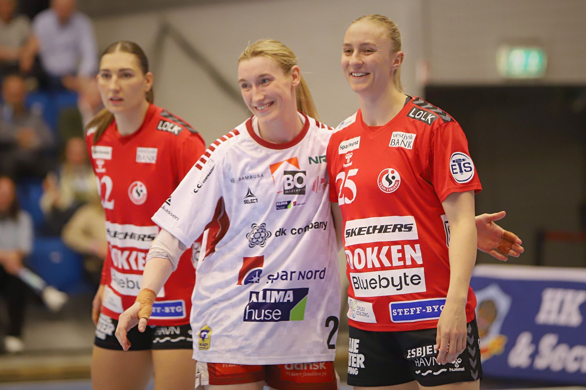 Håndbold er også venskaber - Henny er klar til kamp med Ane Høgseth. Foto: Johnny Tauman.