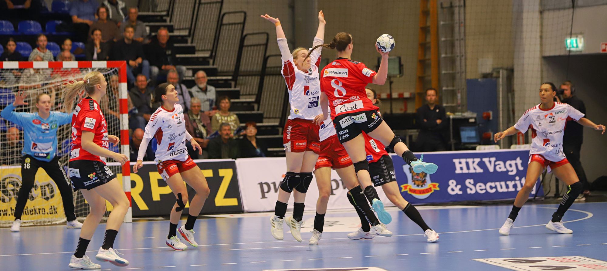 Live Deila lagde mærkbart pres på Ikast fra kampens start. Foto: Johnny Tauman.